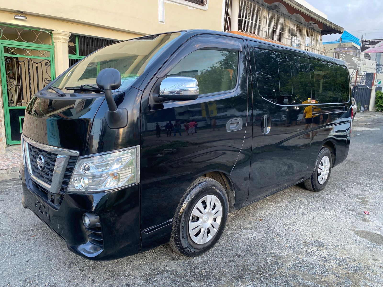 camiones y vehiculos pesados - Nissan nv350 2018 full clean 6