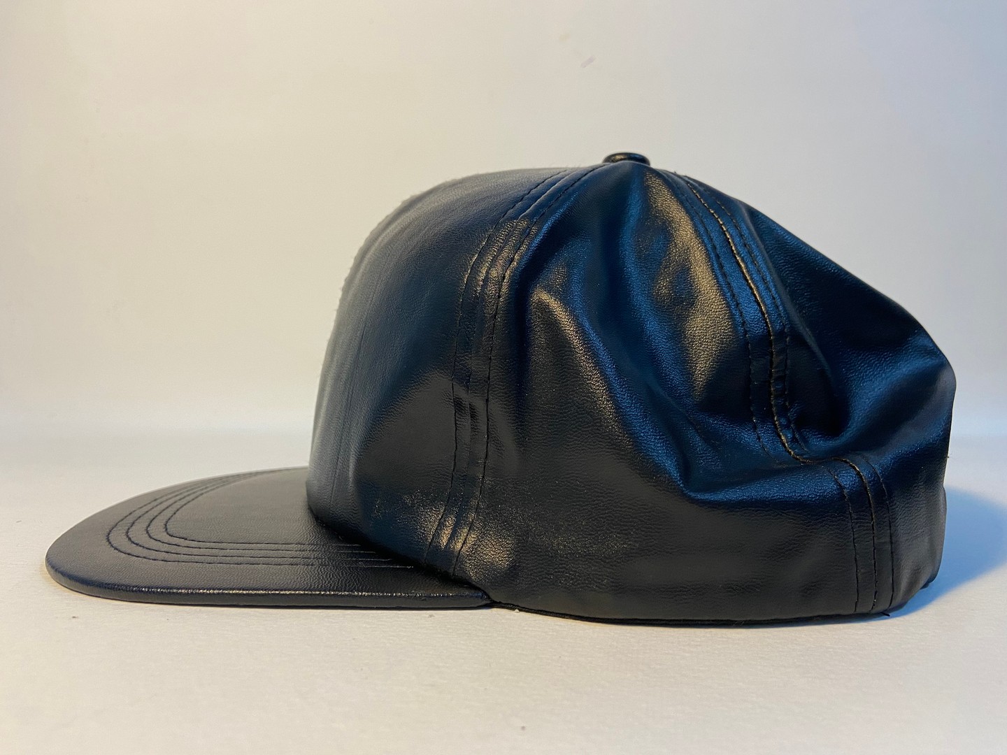 ropa para hombre - Gorra Snapback material leather sintético ajustable.  2