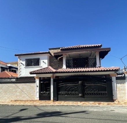 casas - venta de lujosa casa en la autopista de san isidro prado oriental con 445mts