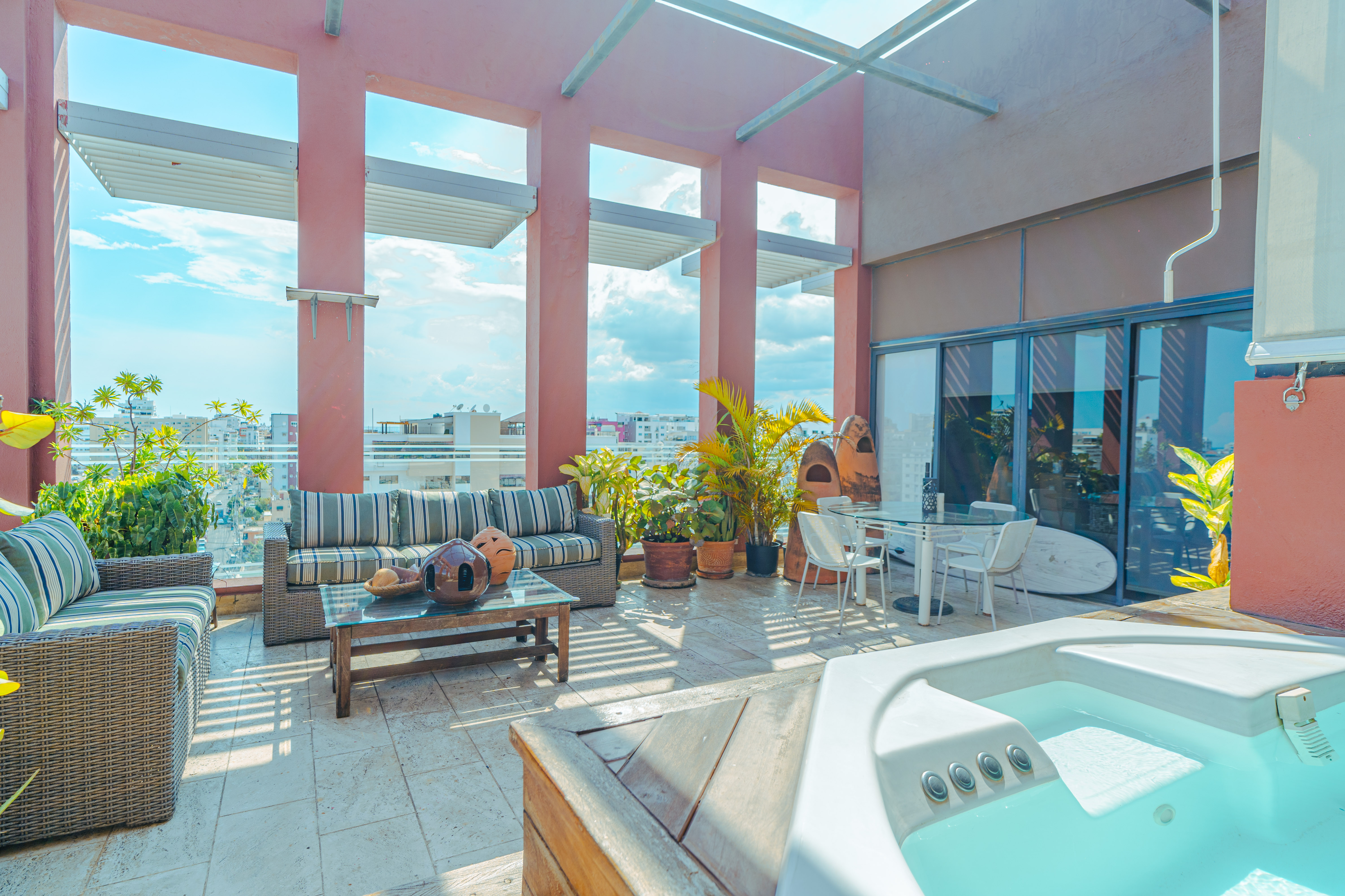 penthouses - Pent-house con terraza privada y 3 parqueos en Evaristo Morales 0