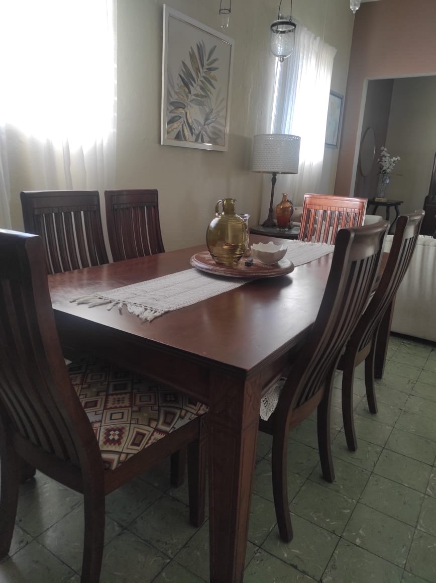 muebles y colchones - Vendo hermoso comedor seis sillas en muy buena condición, madera nogal. 0