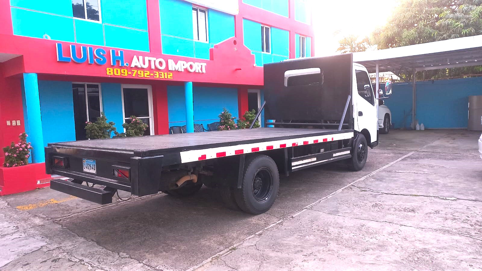 camiones y vehiculos pesados - Hino 300 año 2020 de plataforma 15 pies 3