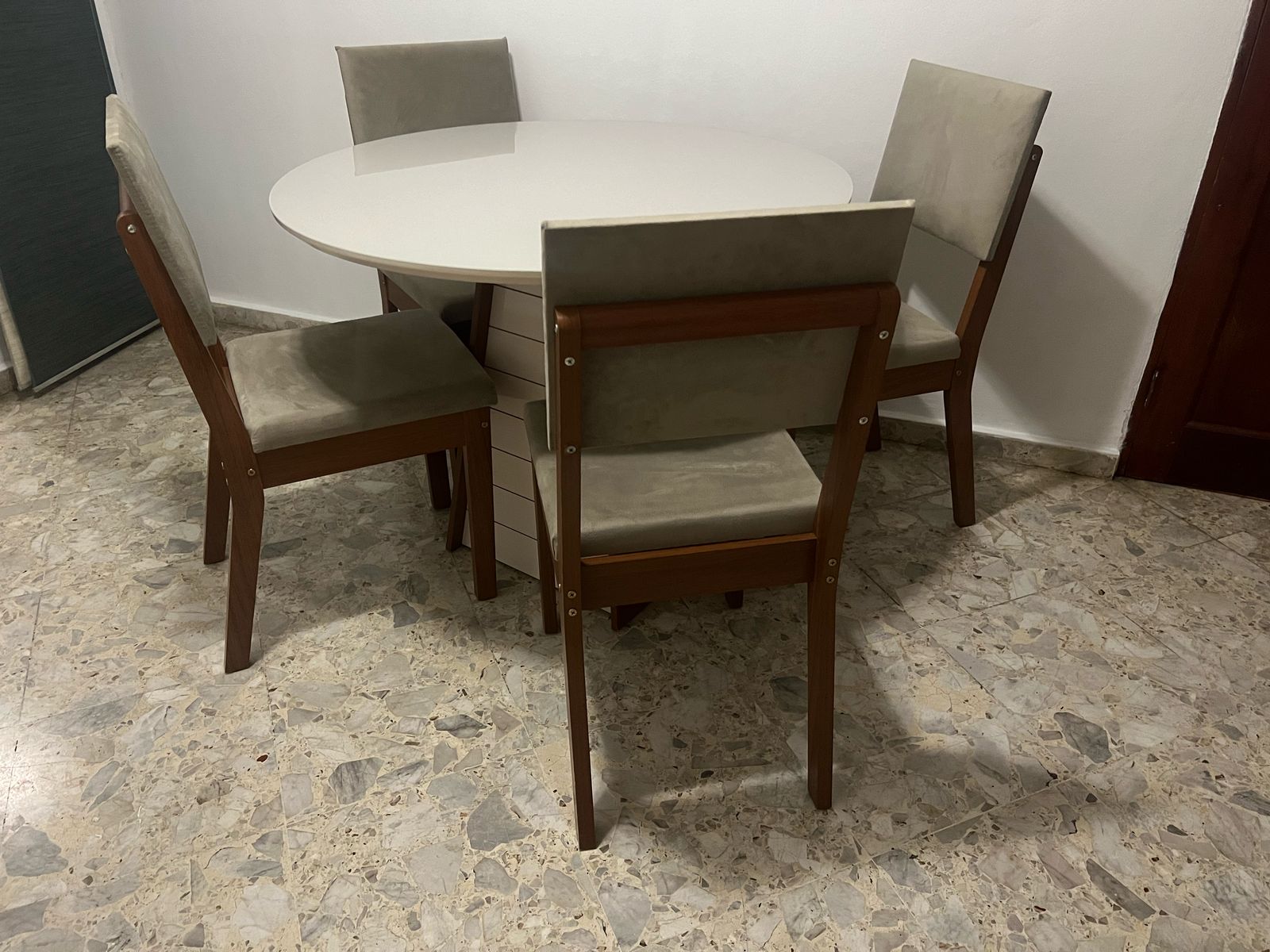 muebles y colchones - Venta de juego de comedor de 4 sillas  2