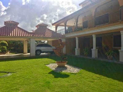 casas - Mansión de 6 Habitaciones, 3 Niveles, Urb. Altos de Rafey