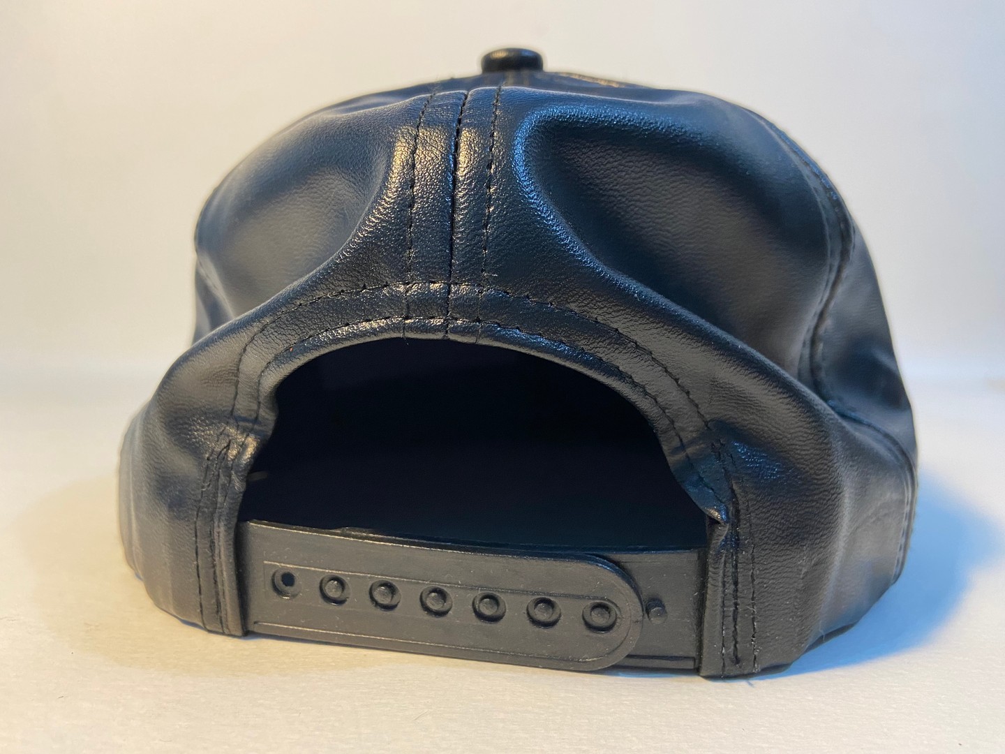 ropa para hombre - Gorra Snapback material leather sintético ajustable.  3
