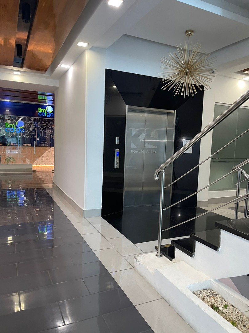 oficinas y locales comerciales - Se alquila este Local de 157.26mts2  en una Plaza Comercial el MILLON 9