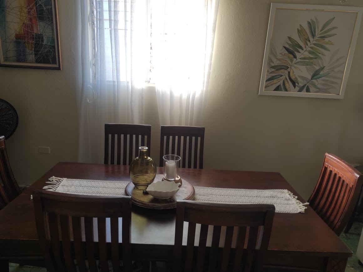 muebles y colchones - Vendo hermoso comedor seis sillas en muy buena condición, madera nogal. 1