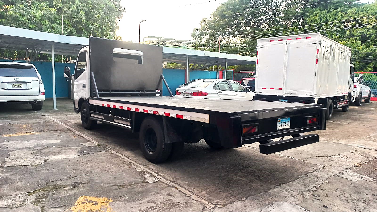 camiones y vehiculos pesados - Hino 300 año 2020 de plataforma 15 pies 4
