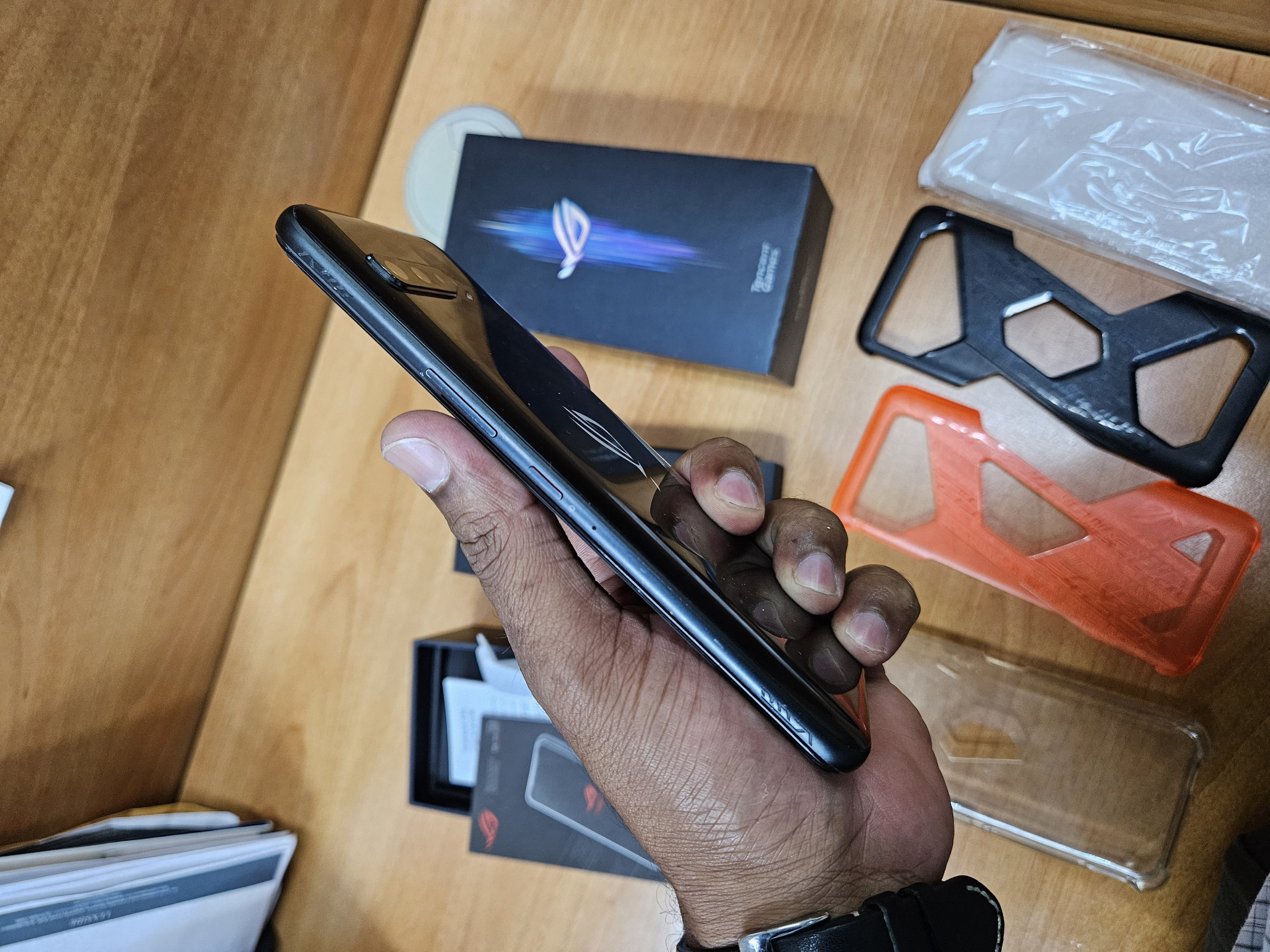 celulares y tabletas - Asus Rog phone 3 128gb 12gb ram, con caja original con 4 covers y cargador  8