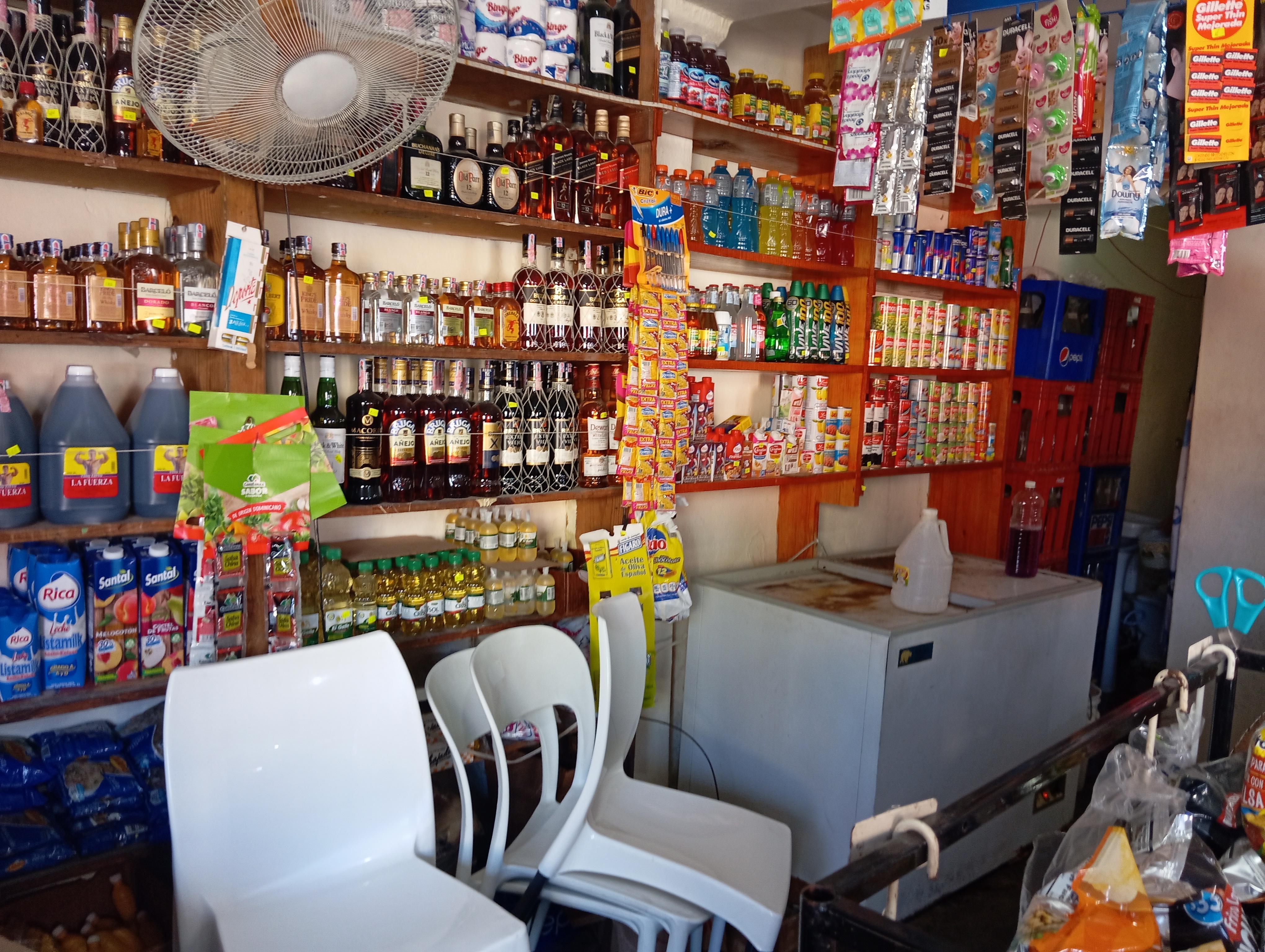 negocios en venta - Colmado en venta por motivo de viaje 9