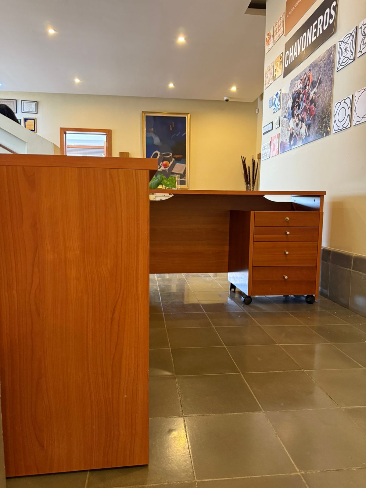 articulos de oficina - Vendo escritorio en madera prensada, con L incluida y módulo de gaveta 4