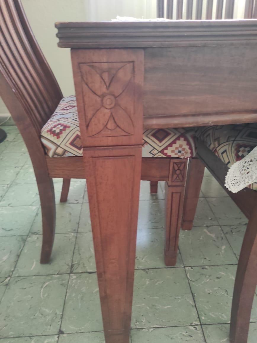 muebles y colchones - Vendo hermoso comedor seis sillas en muy buena condición, madera nogal. 3