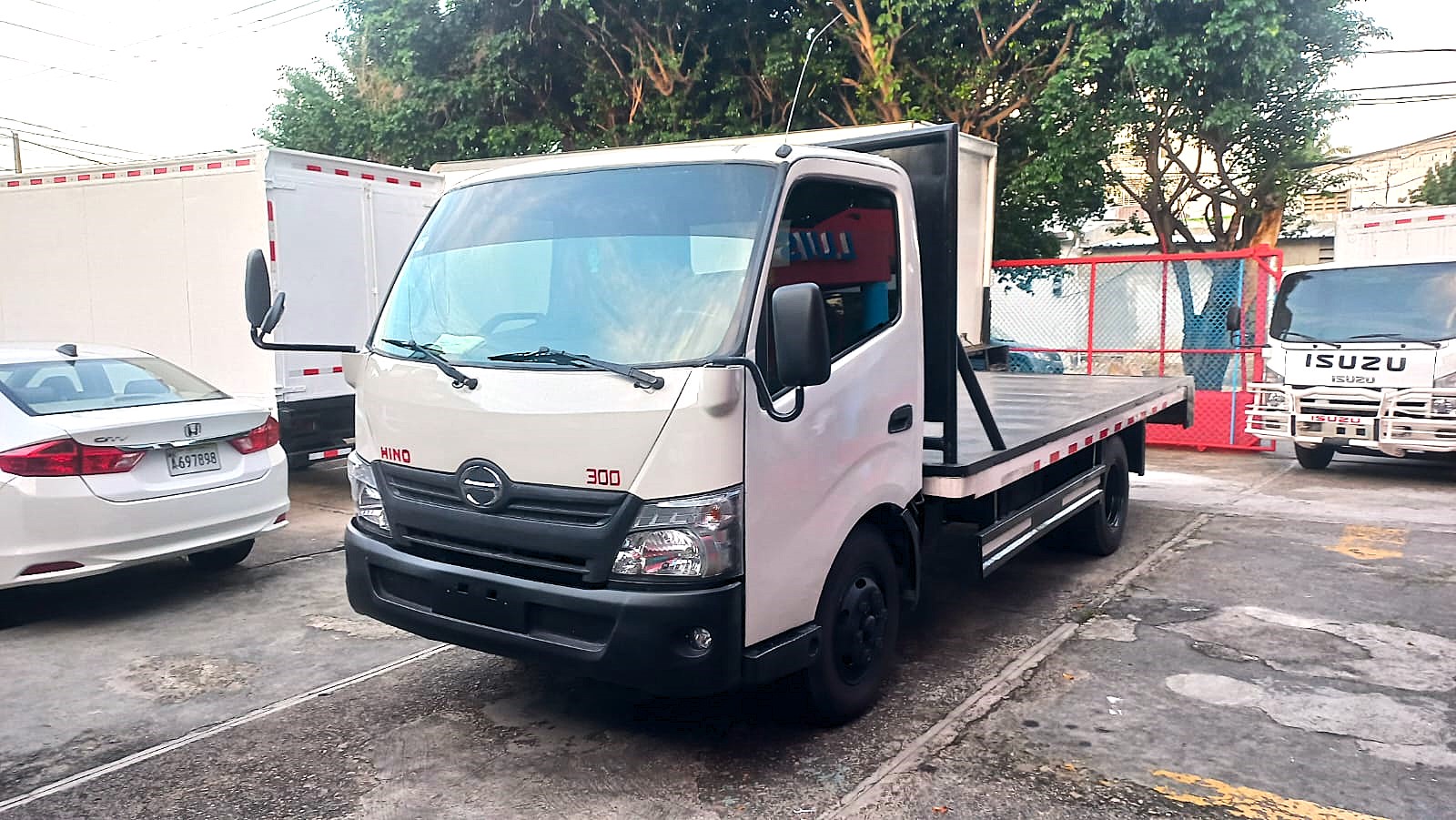 camiones y vehiculos pesados - Hino 300 año 2020 de plataforma 15 pies 6