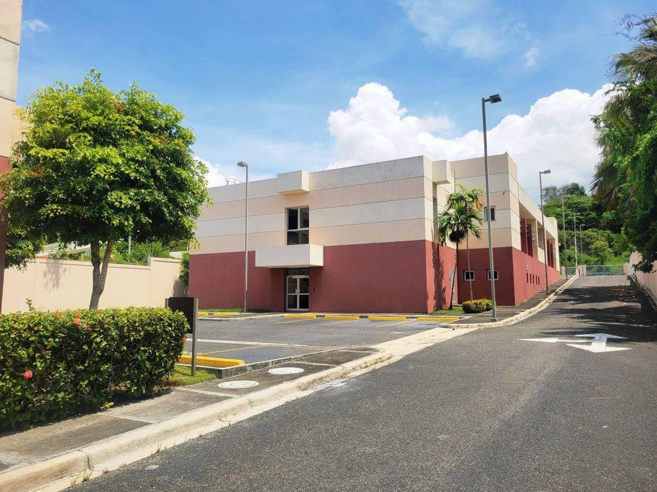 oficinas y locales comerciales - Imponente Local Comercial Av. Cayetano Germosen 2