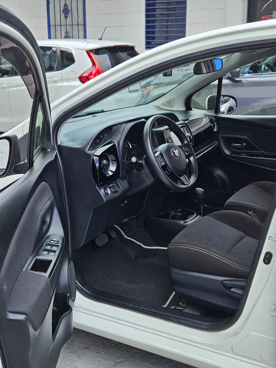 carros - TOYOTA VITZ 5