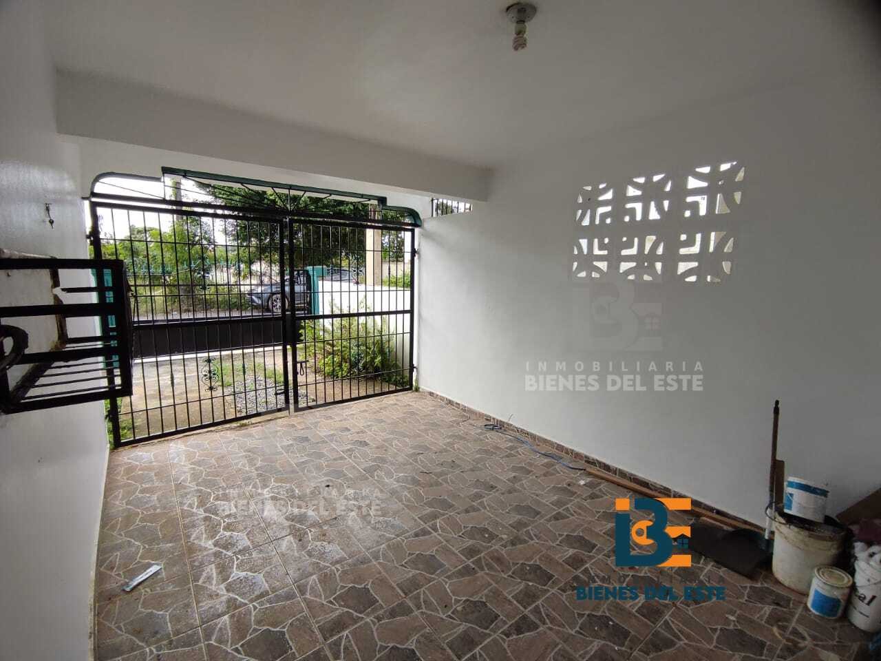 casas - Casa de Dos Niveles con Amplio Patio, 305 Metros de solar 8