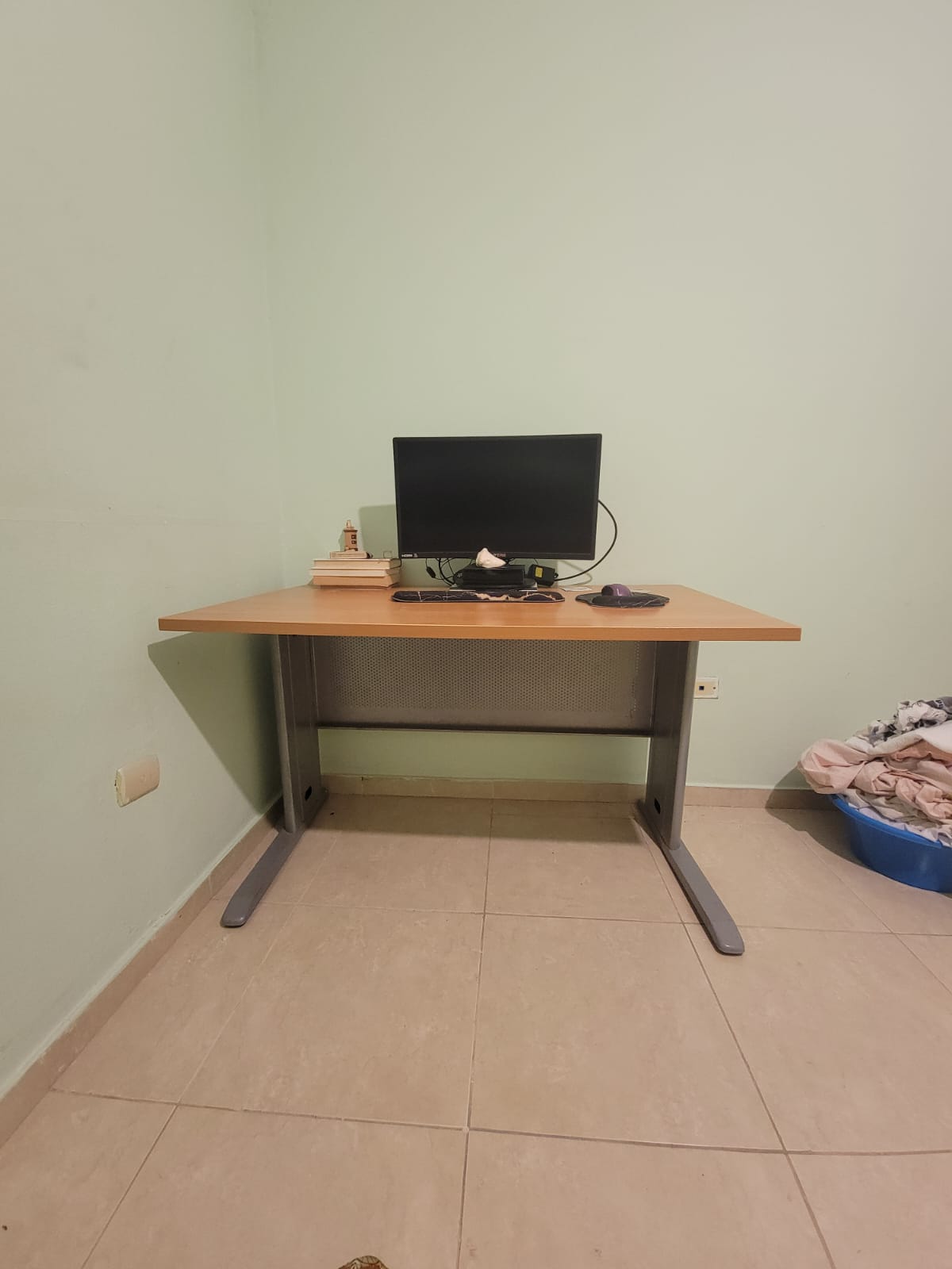 articulos de oficina - Escritorio de oficina con silla 4