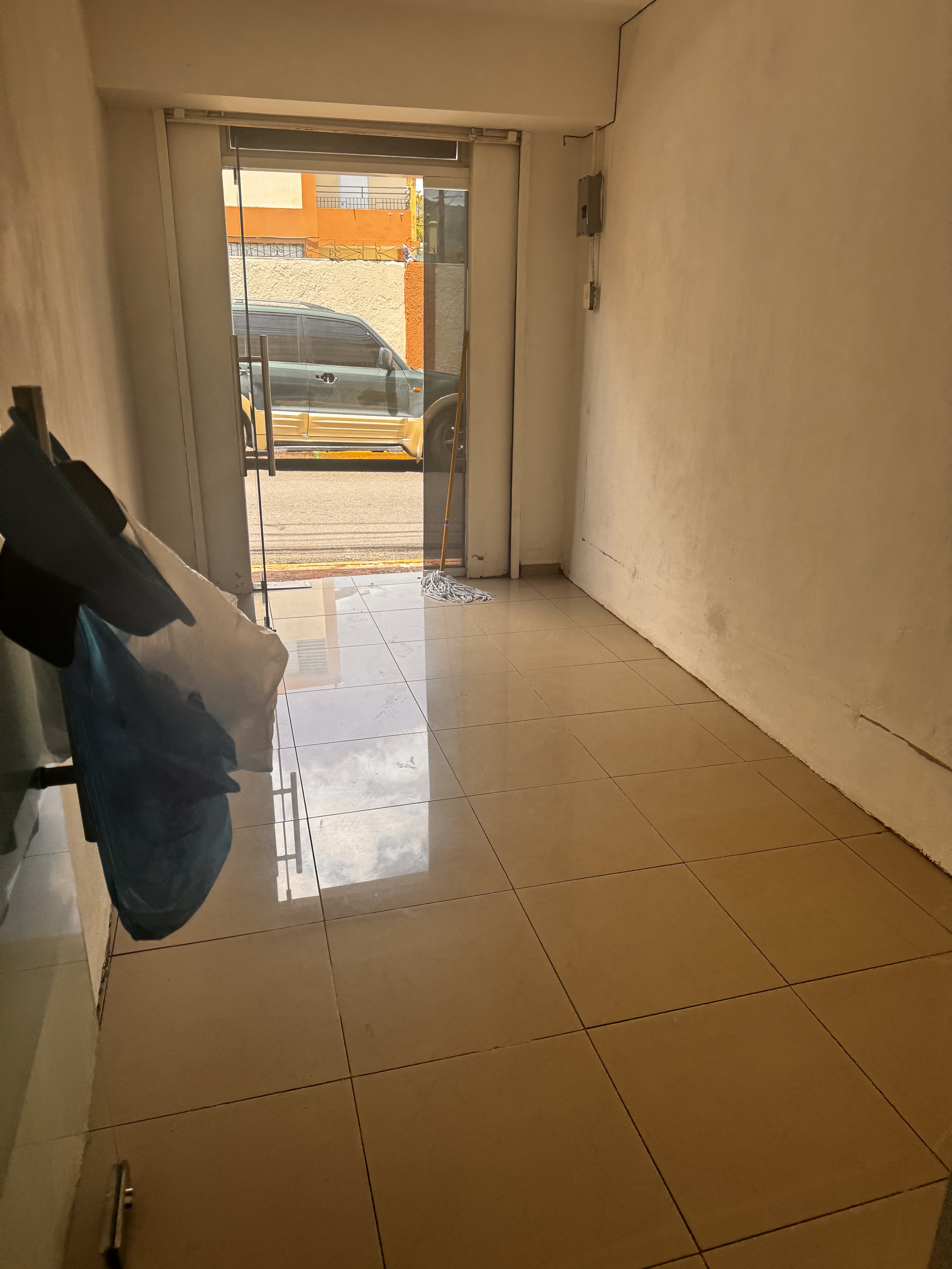 oficinas y locales comerciales - local céntrico en puerto plata  0