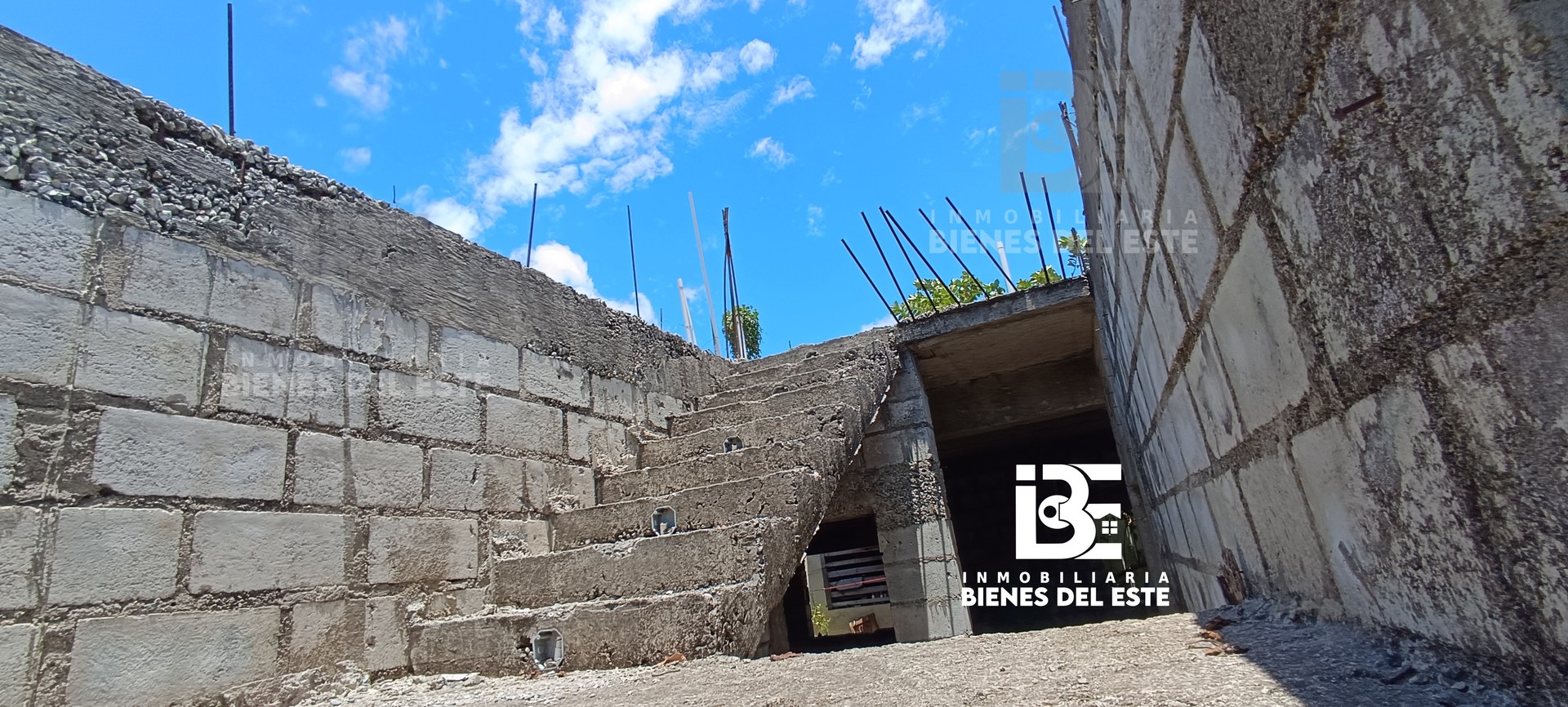 casas - VENDO... Amplia Mejora Con Su Titulo en Residencial Naime Etapa Tres, San Pedro  7