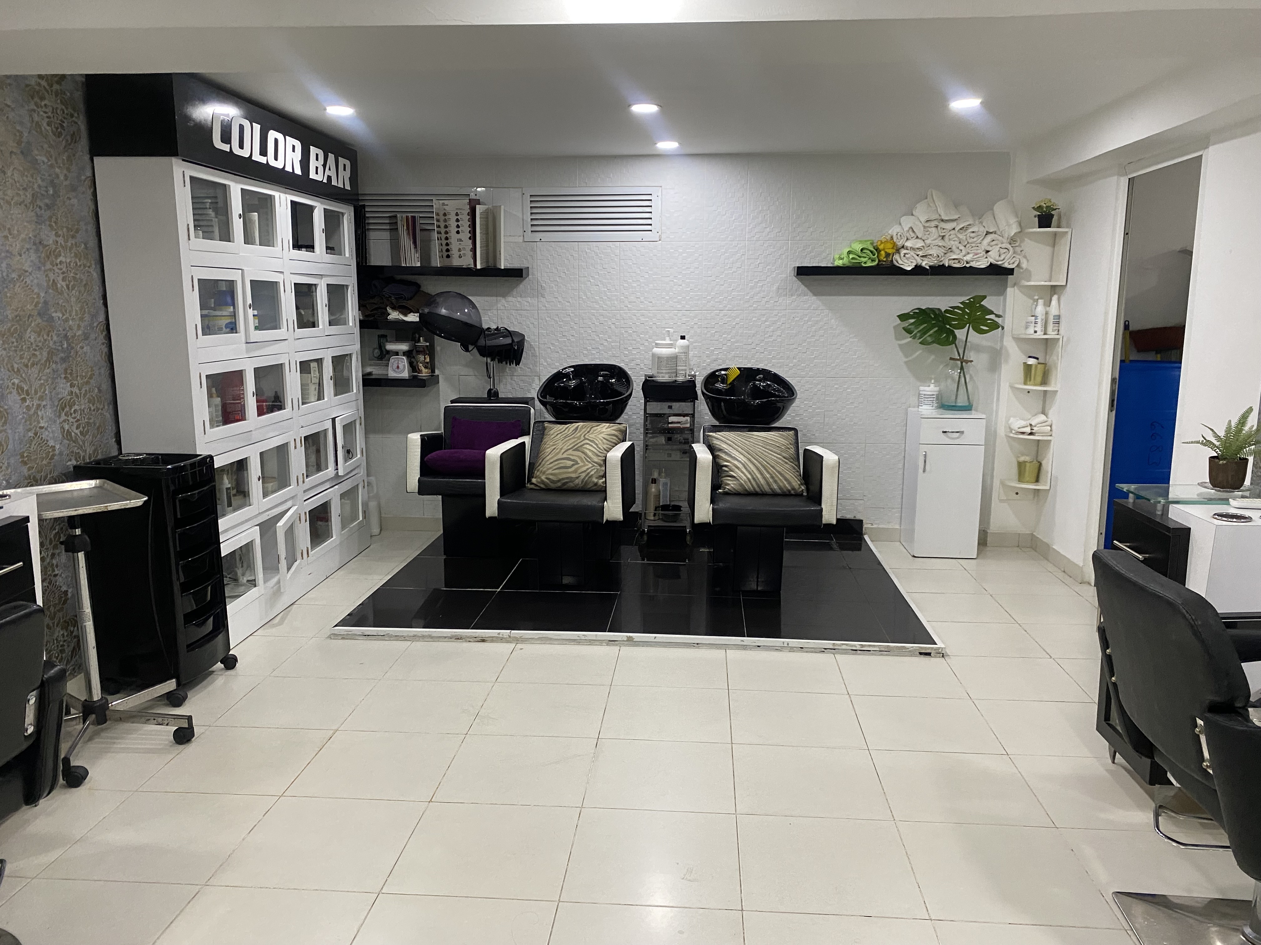 oficinas y locales comerciales - Alquilo salón de belleza completamente equipado  0