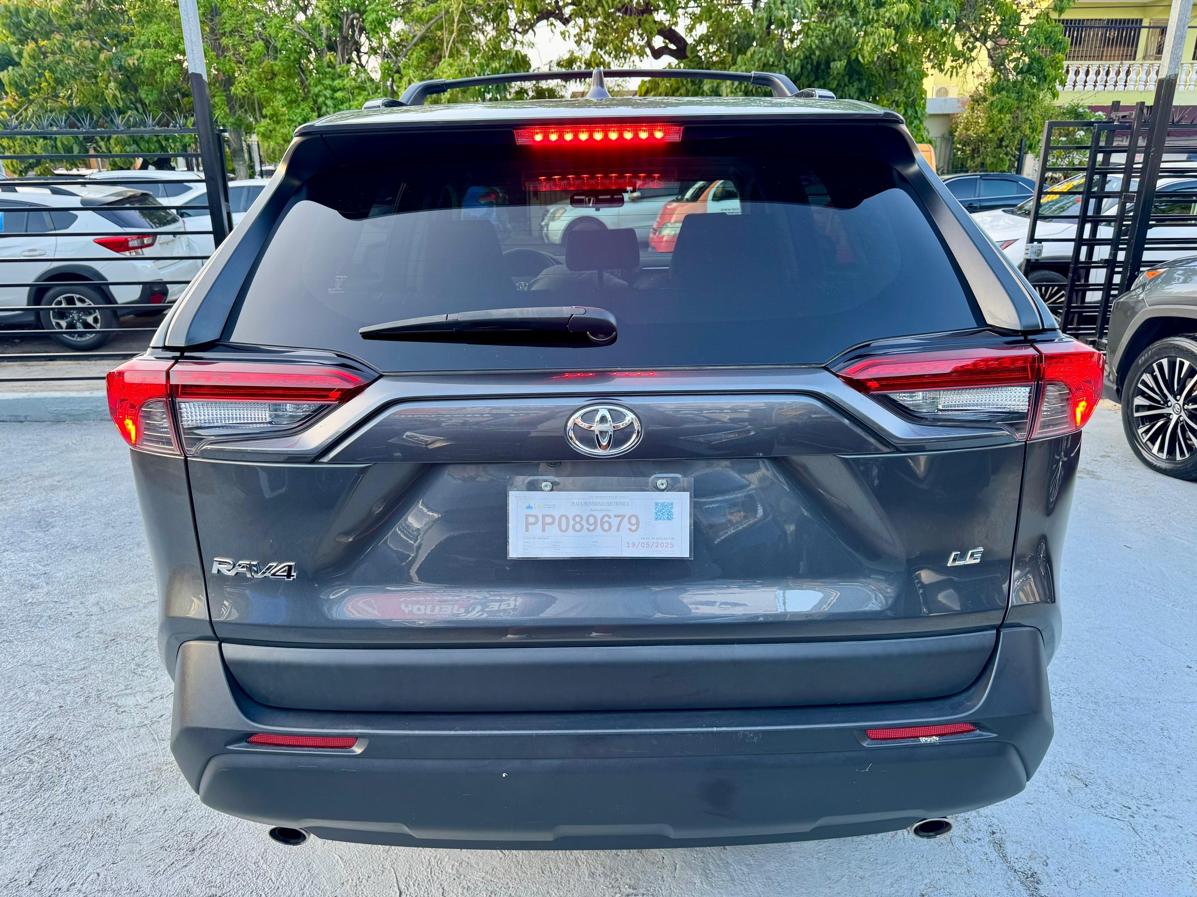 jeepetas y camionetas - Toyota RAV4 2019 LE plus  2