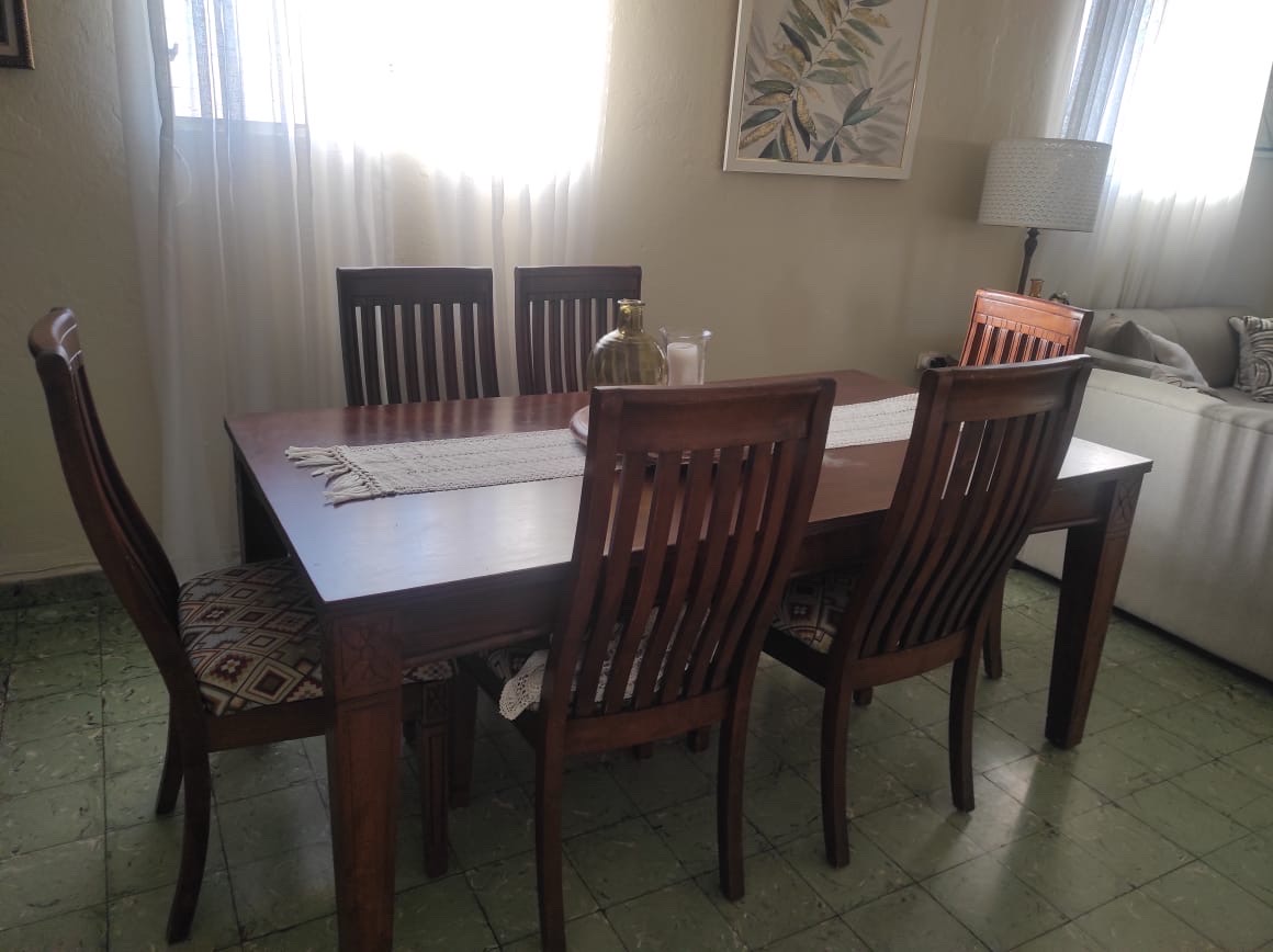 muebles y colchones - Vendo hermoso comedor seis sillas en muy buena condición, madera nogal. 4