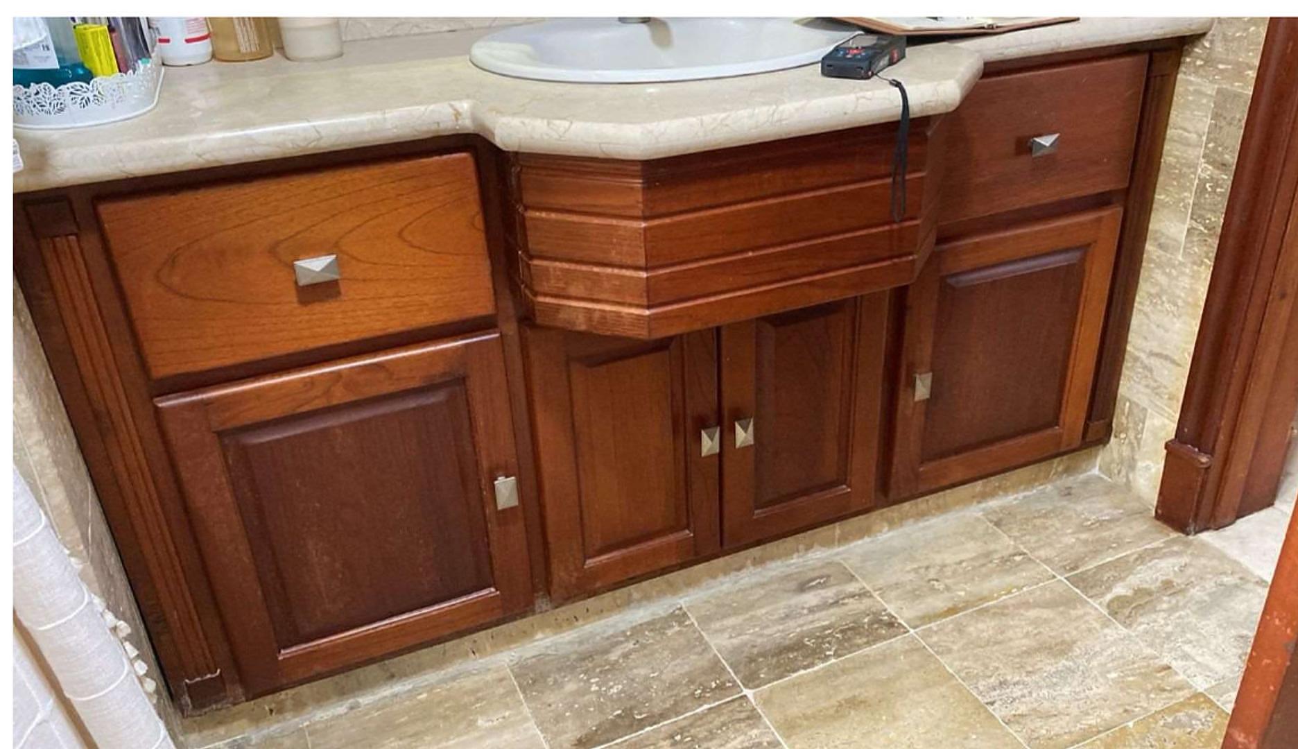 muebles y colchones - Mueble baño en caoba con tope en marmol. Lavamanos y espejo incluido.