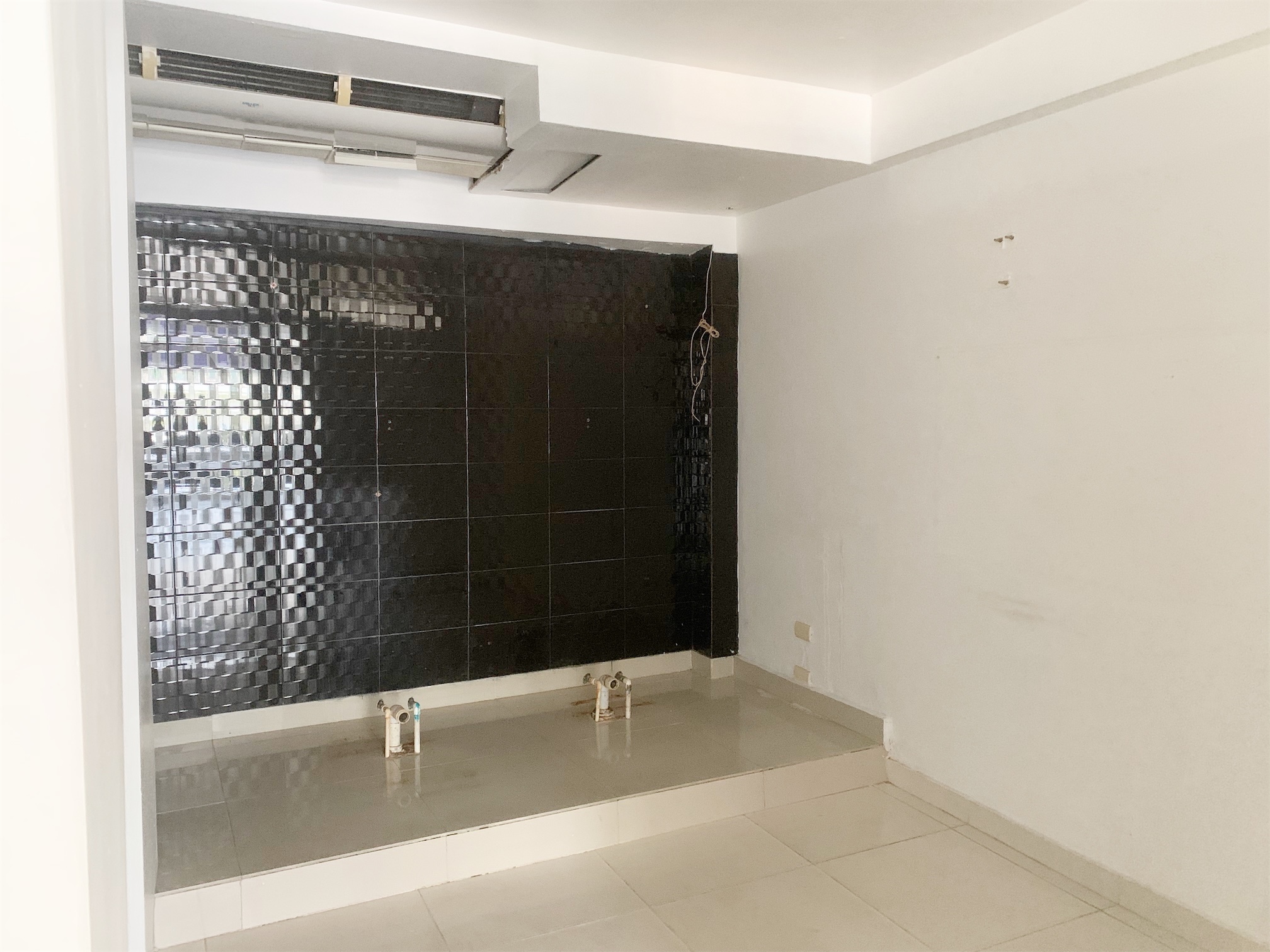 oficinas y locales comerciales - Local de oportunidad sector exclusivo 4