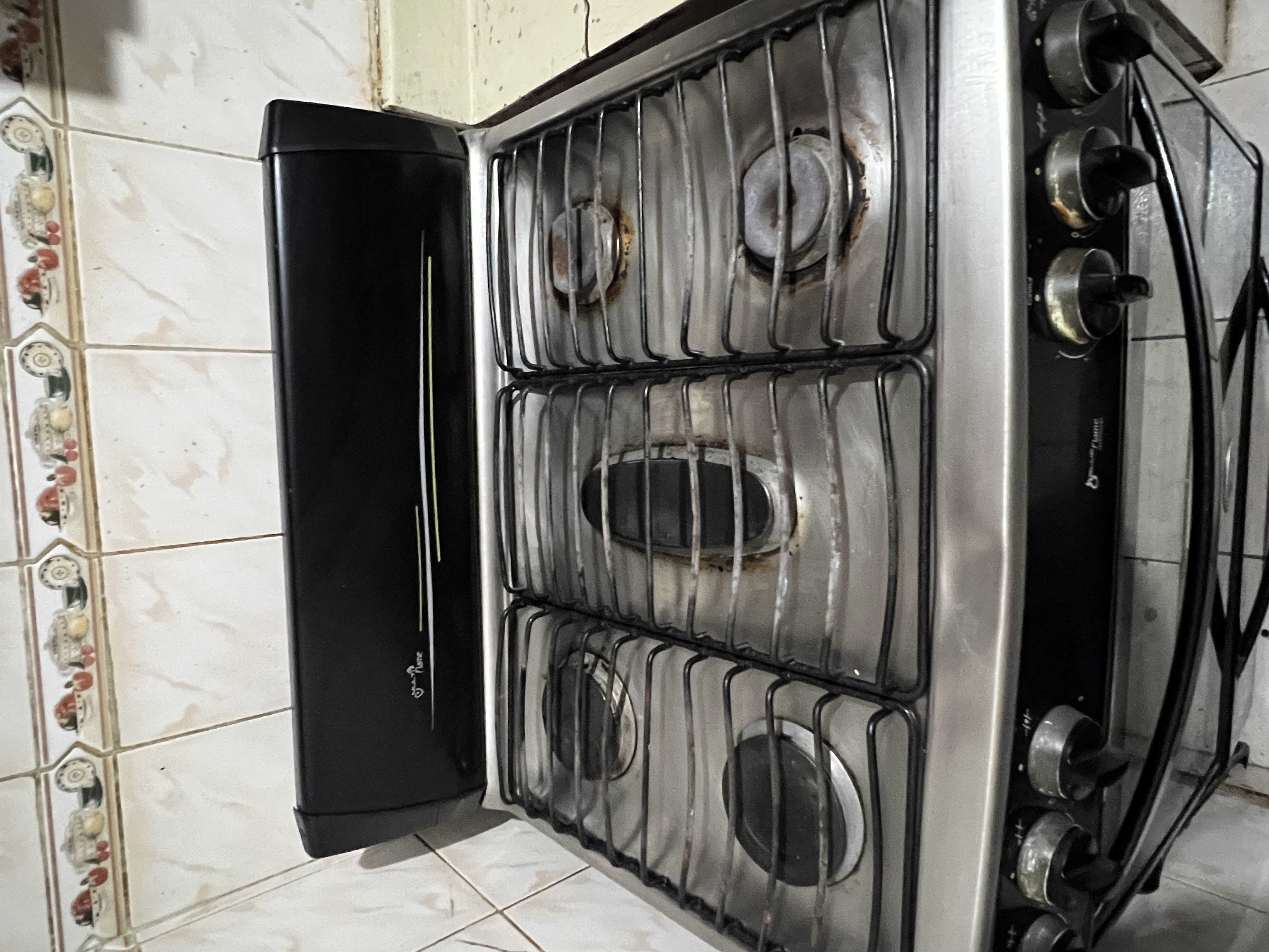 electrodomesticos - vendo esta estufa por mudanza, hay que destaparle dos hotnillas, no tiene oxido 2