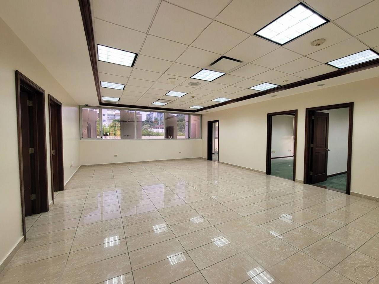 oficinas y locales comerciales - Imponente Local Comercial Av. Cayetano Germosen 4