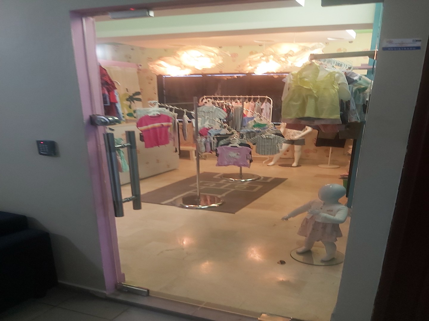 oficinas y locales comerciales - Traspaso tienda de ropa de niños por motivo de viaje Con todo! 