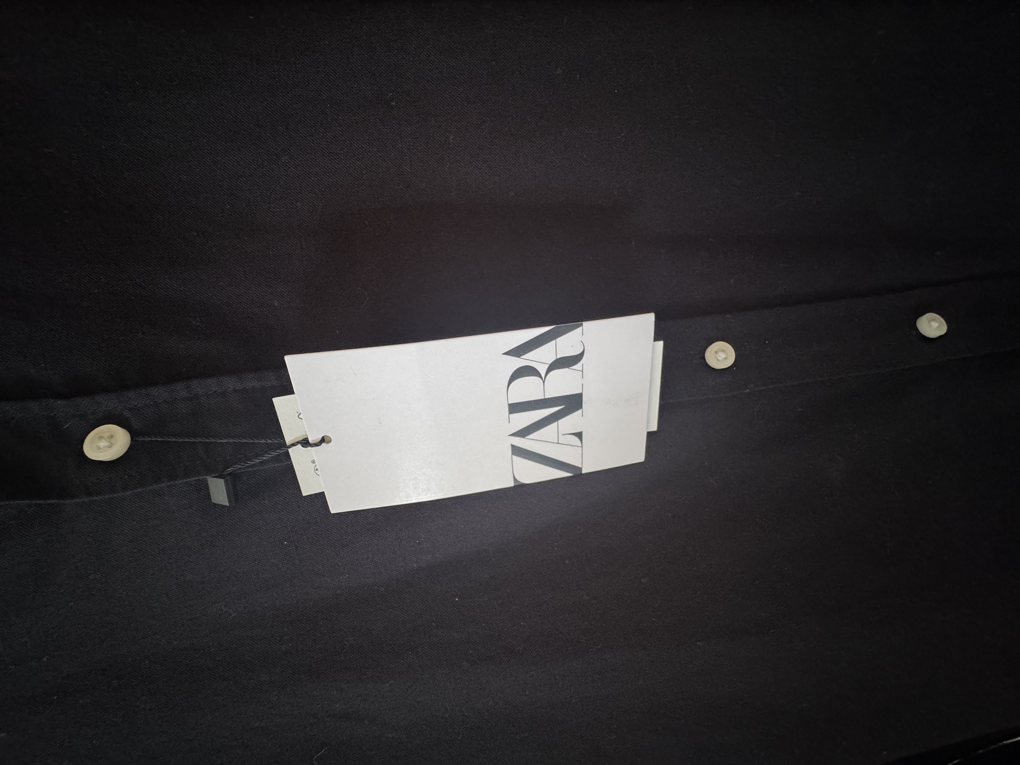 ropa para hombre - 🖤 Camisa Negra de Hombre – Estilo Minimalista  4