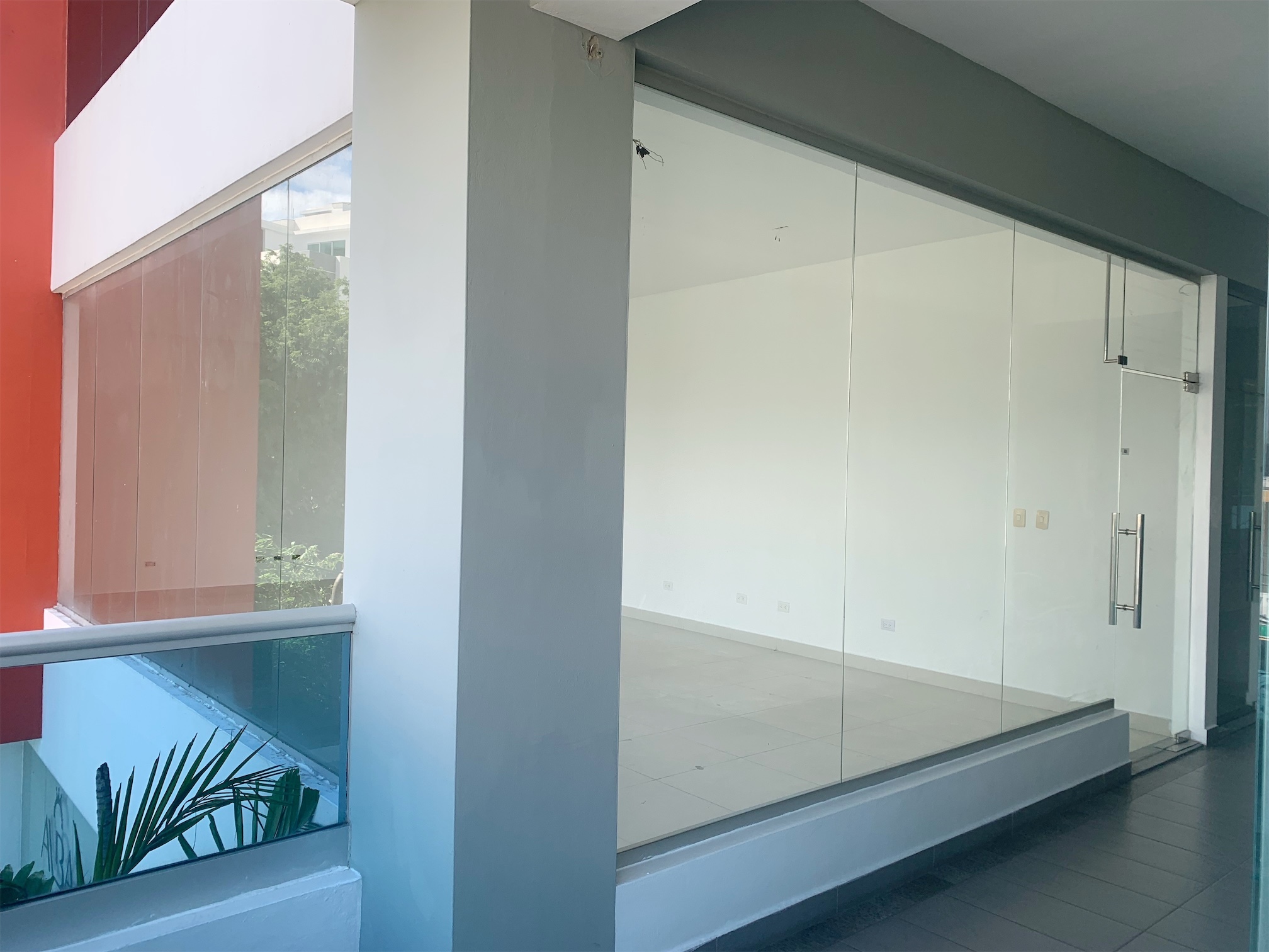 oficinas y locales comerciales - Local esquinero céntrico 2