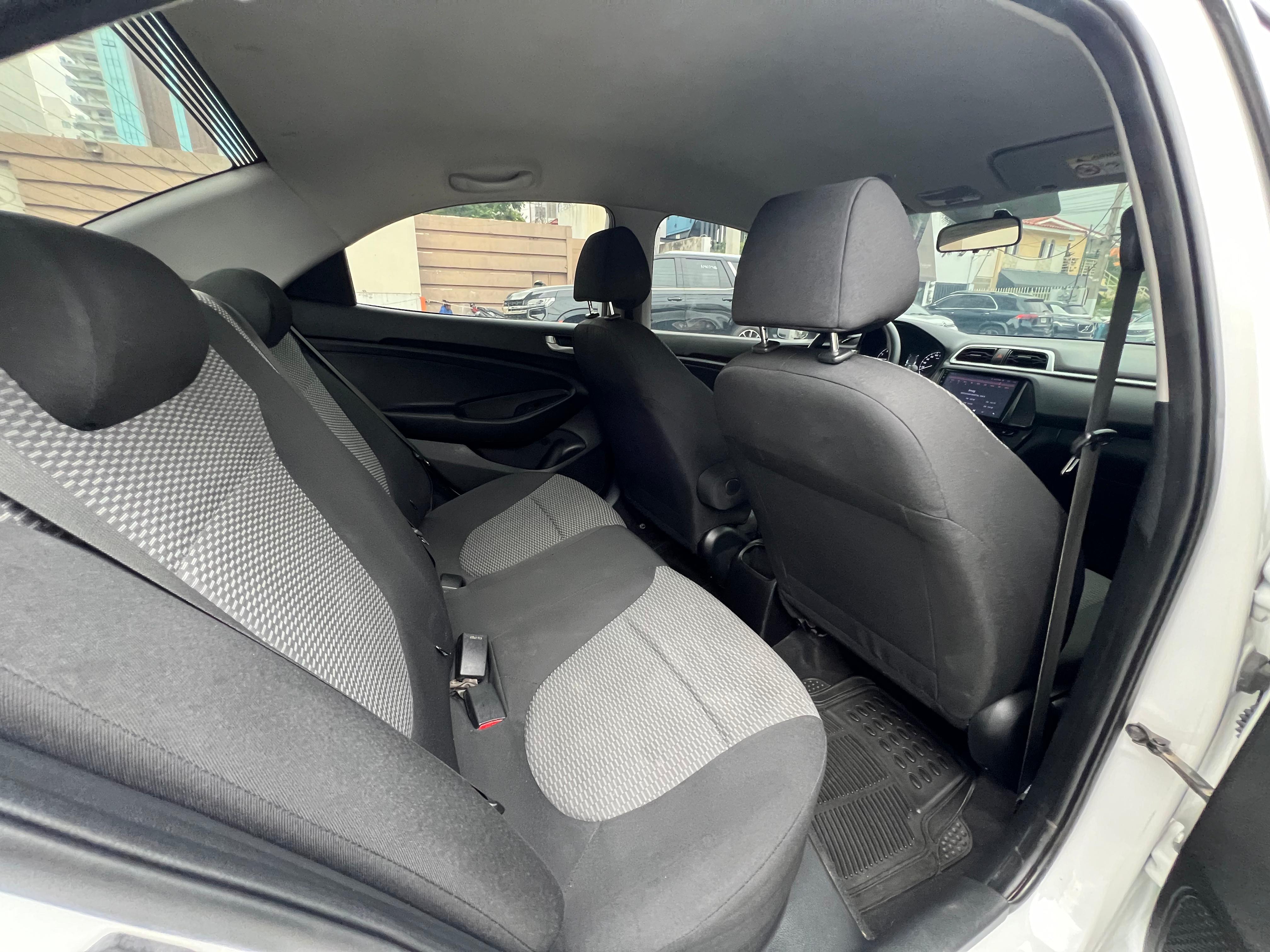 carros - HYUNDAI VERNA 2022 DE LA CASA 8