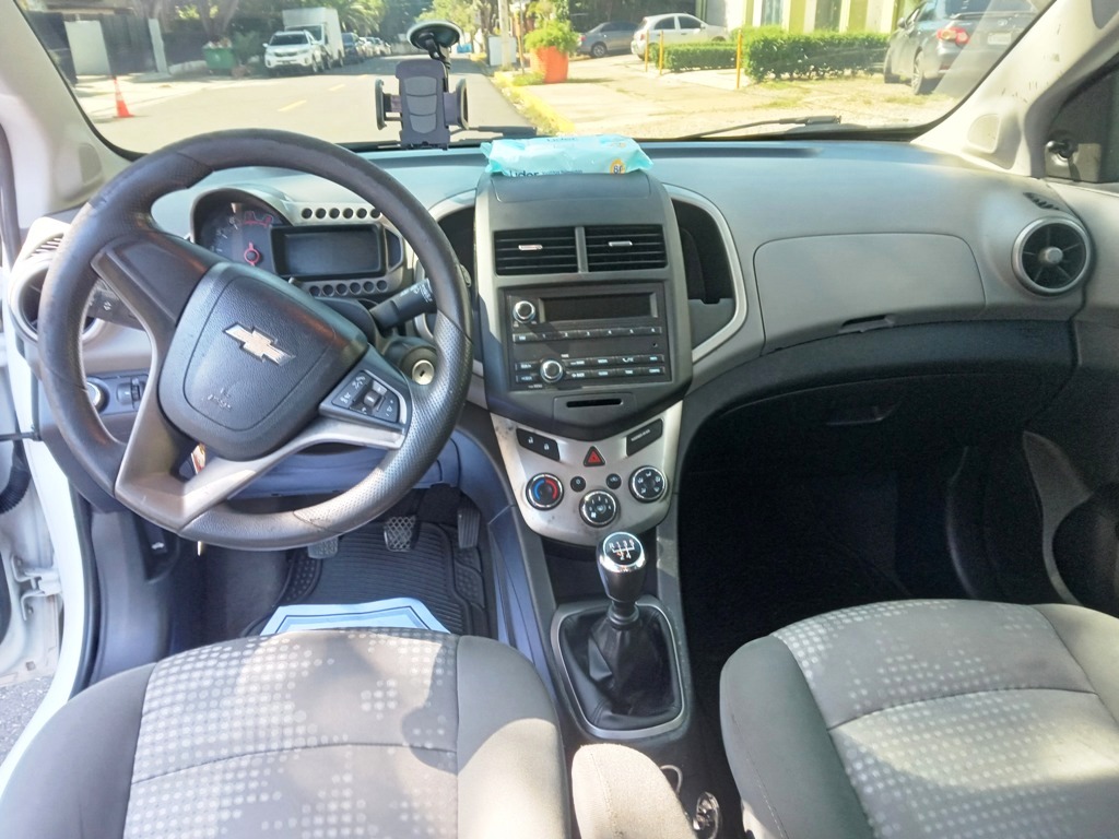 carros - Chevy Sonic LS Hatchback 2015 Manual 6