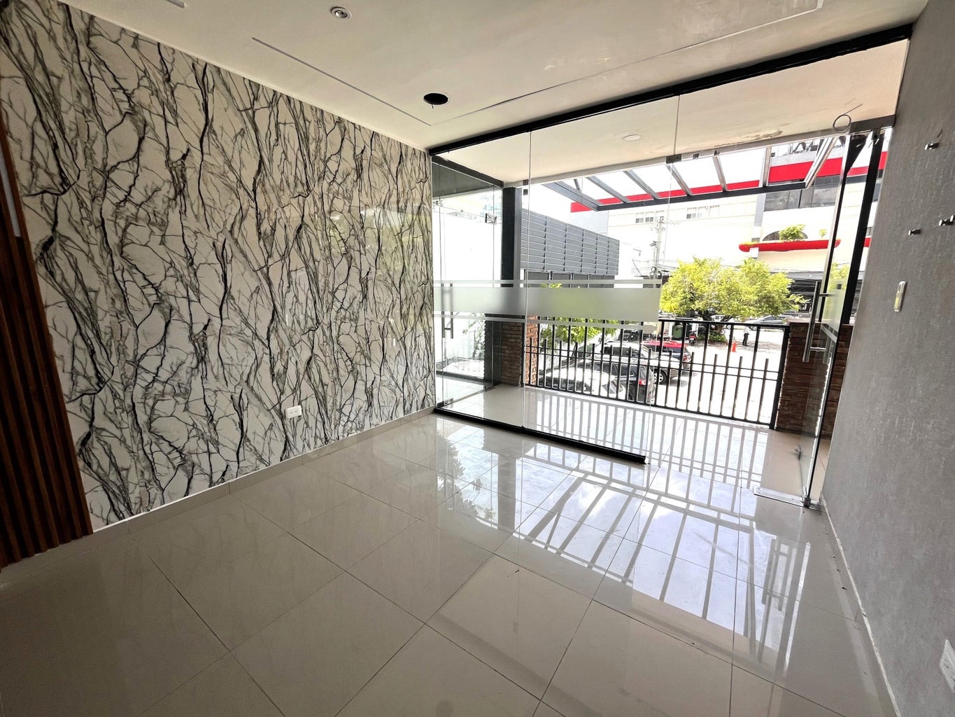 oficinas y locales comerciales - Local Comercial En Alquiler En Piantini Segundo Nivel 46mts2 2