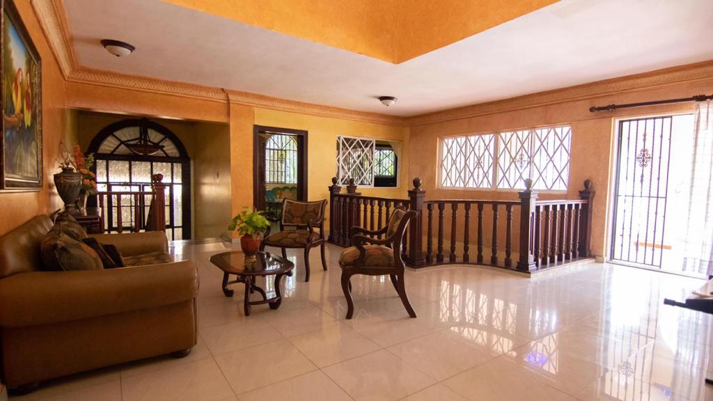 casas - vendo hermosa mansión en arroyo hondo  7