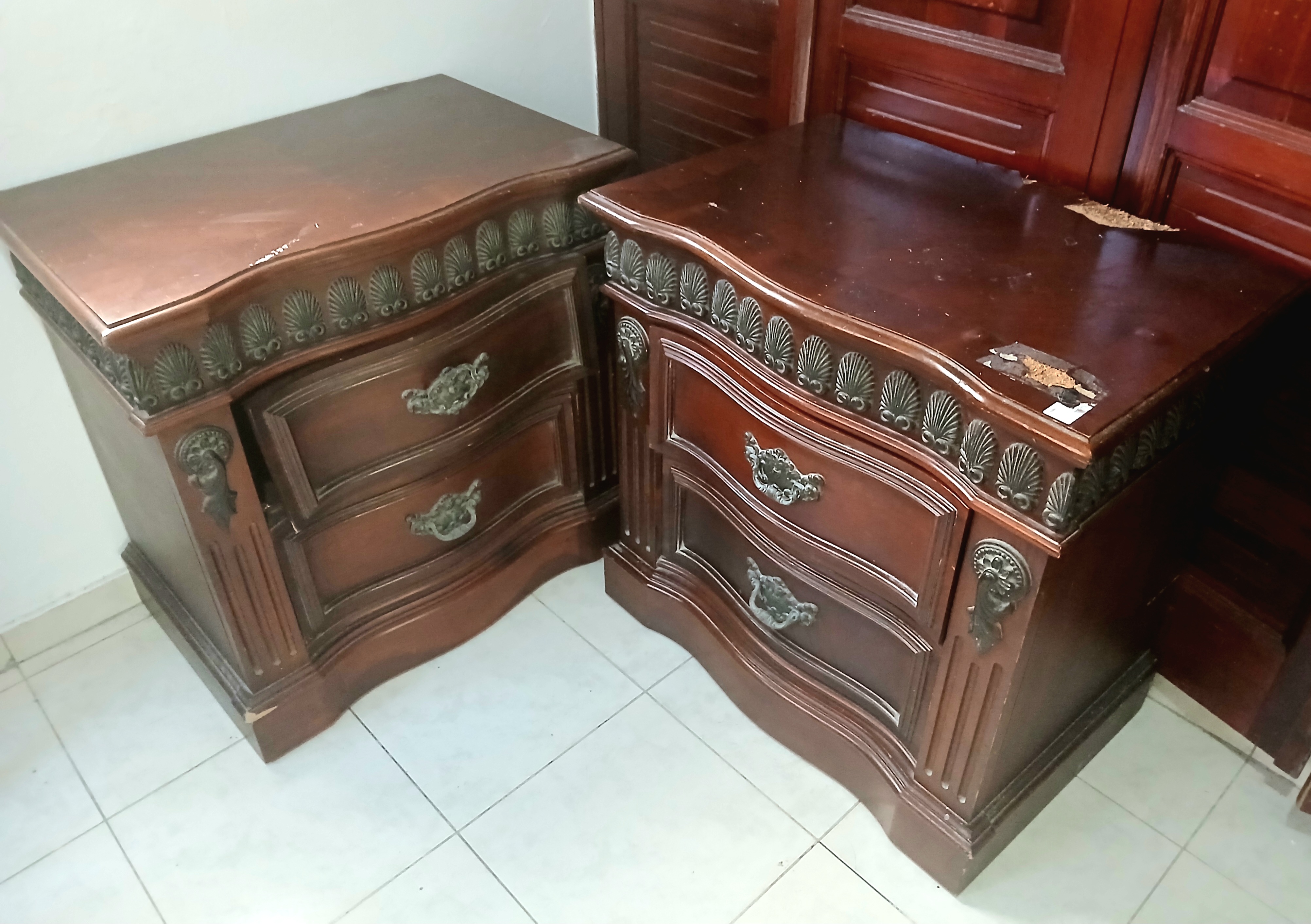 muebles y colchones - Juego de habitacion en Caoba, dos mesitas de noche y gavetero con espejo 3