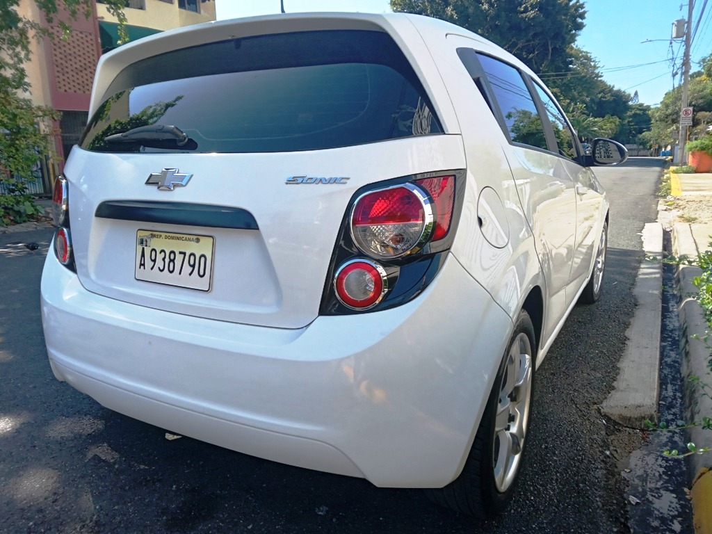 carros - Chevy Sonic LS Hatchback 2015 Manual 4