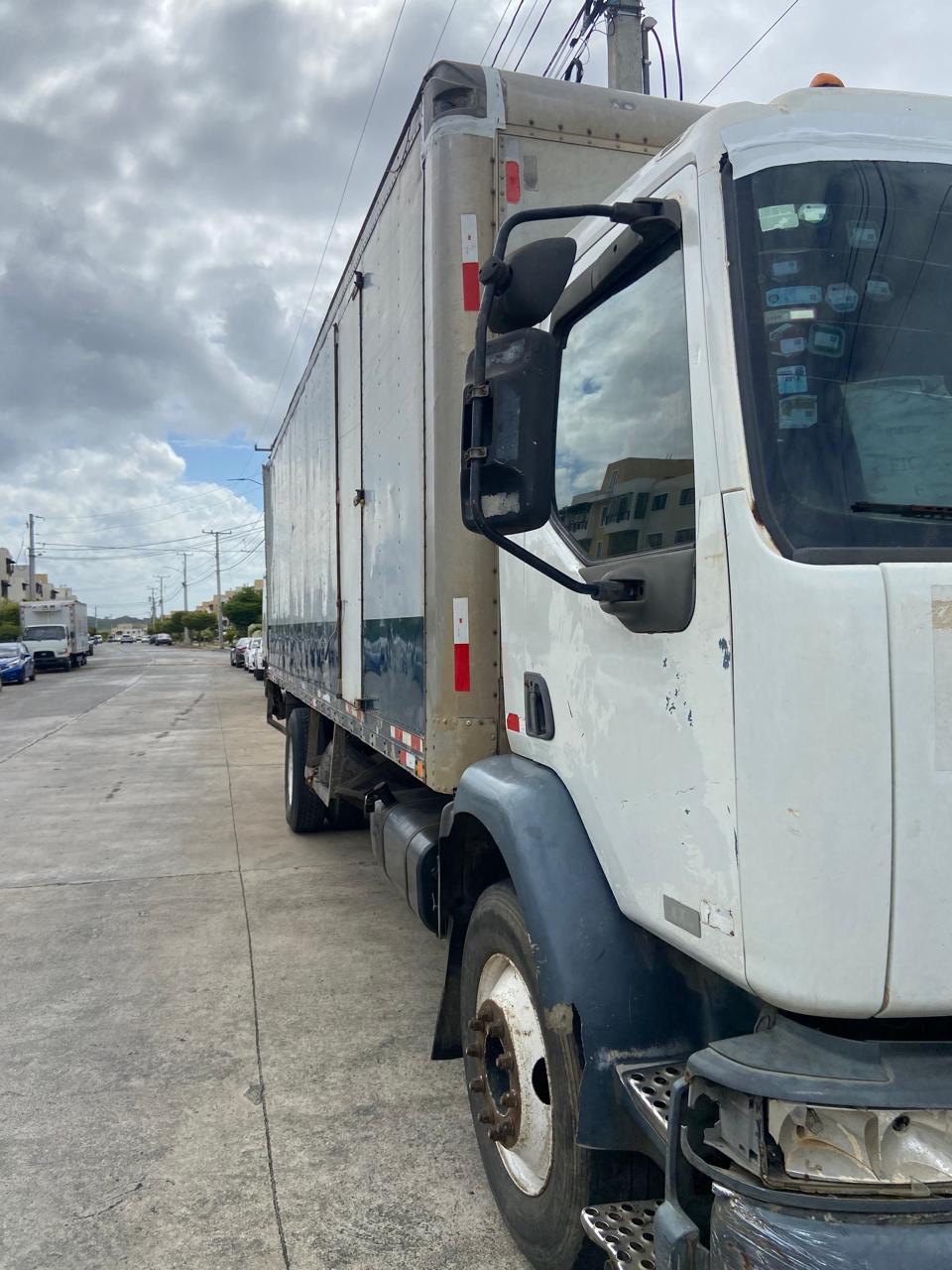 camiones y vehiculos pesados - Camión Mack MV-322 de 26 pies con rampa y fungen cerrado, listo para trabajar  3