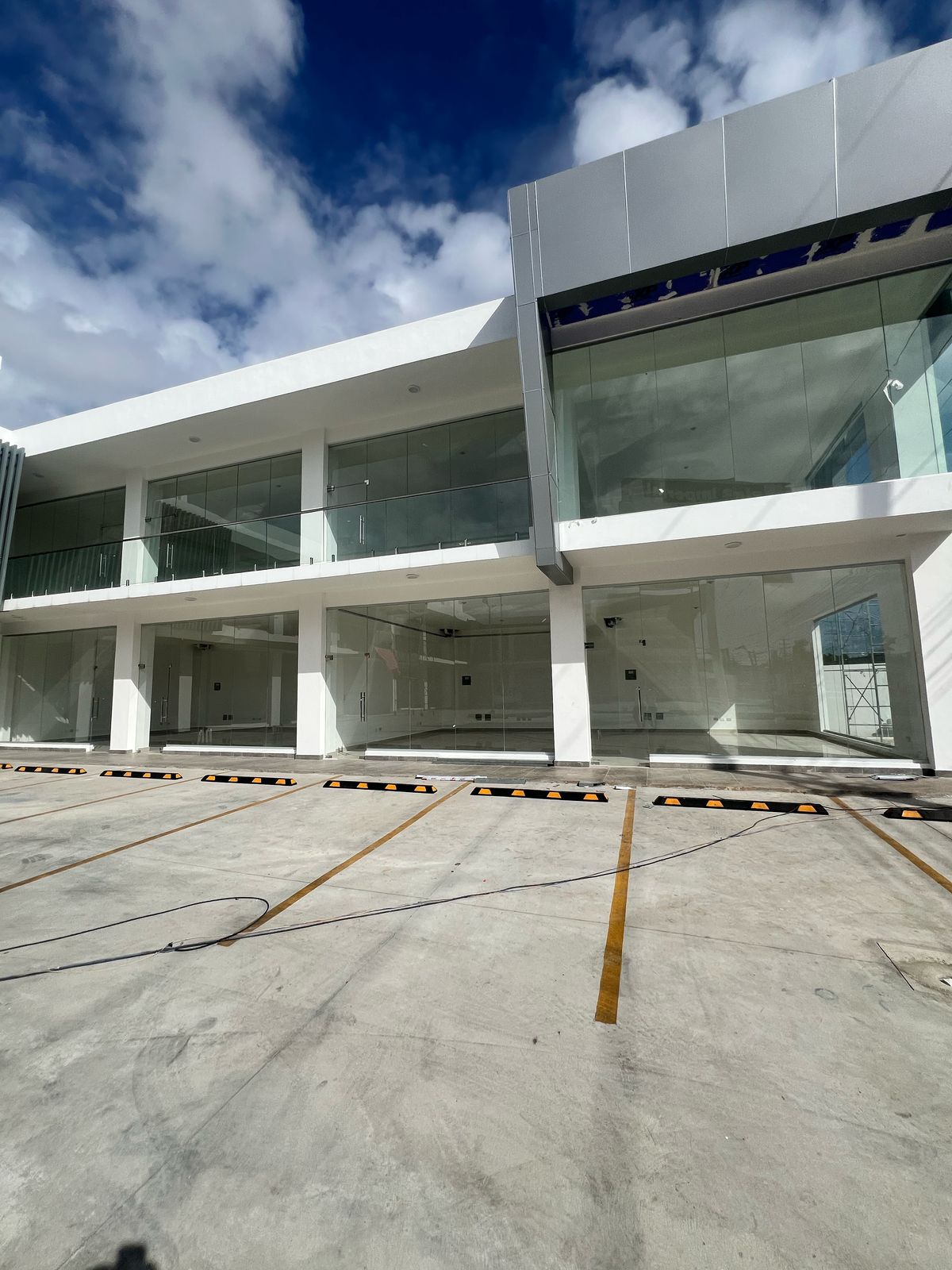 oficinas y locales comerciales - Locales en Villa Carmen Av. Charles de Gaulle  0