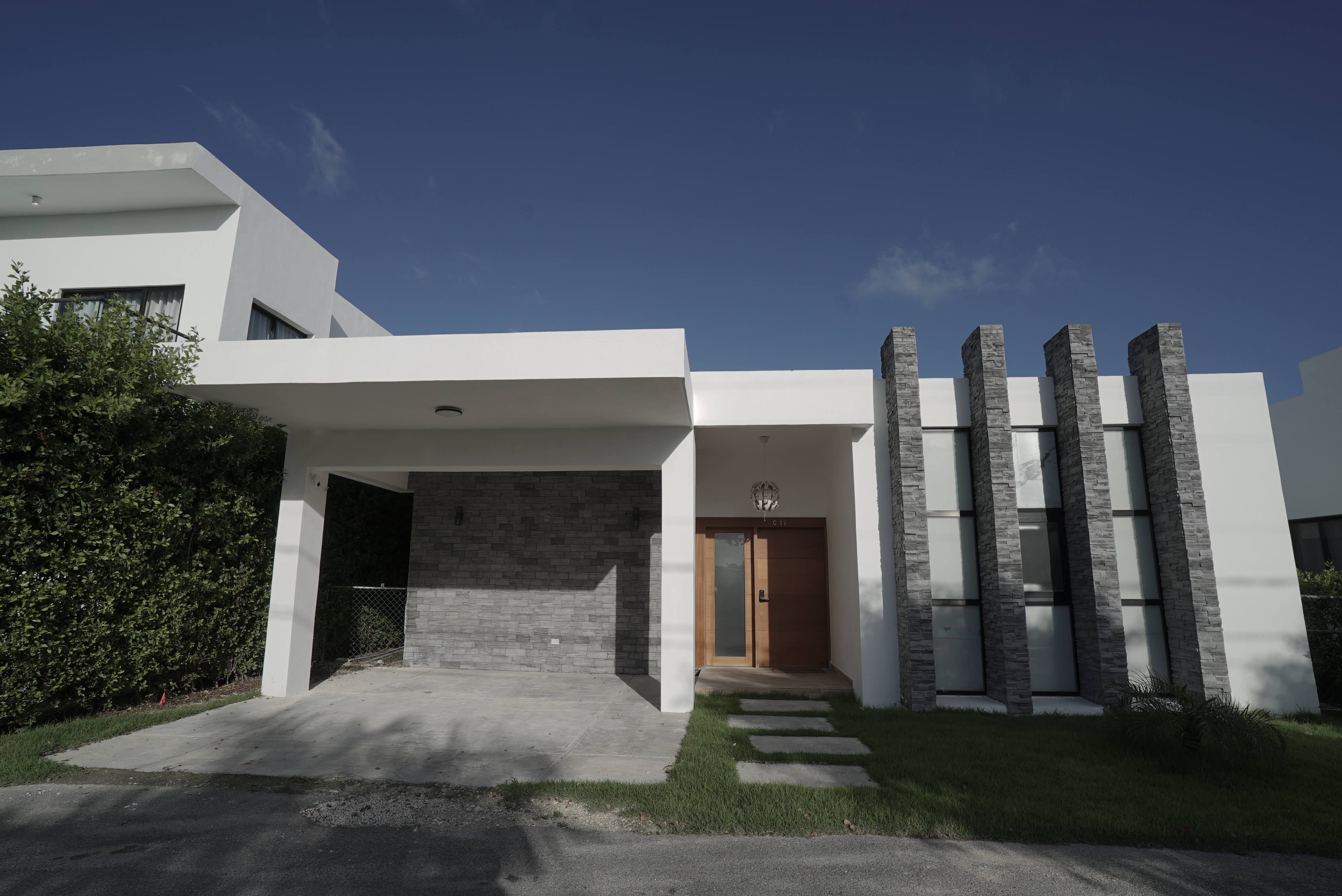 casas vacacionales y villas - se alquila casa-villa con piscina en punta cana 0