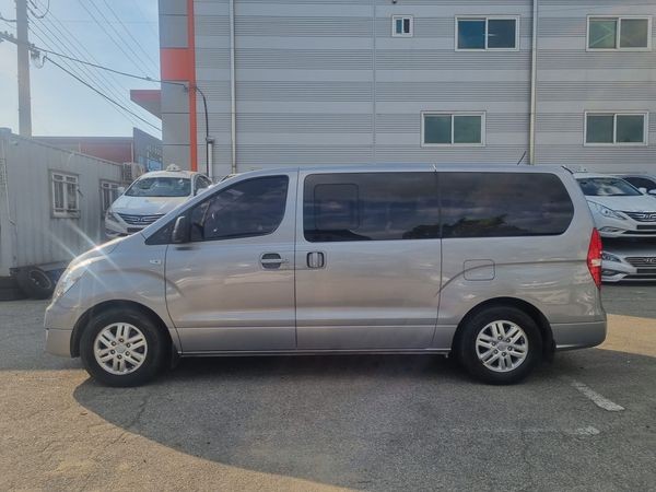 jeepetas y camionetas - HYUNDAI GRAND STAREX 2018 COLOR GRIS  ORIGINALDESDE: RD$1,500,000-Automático
