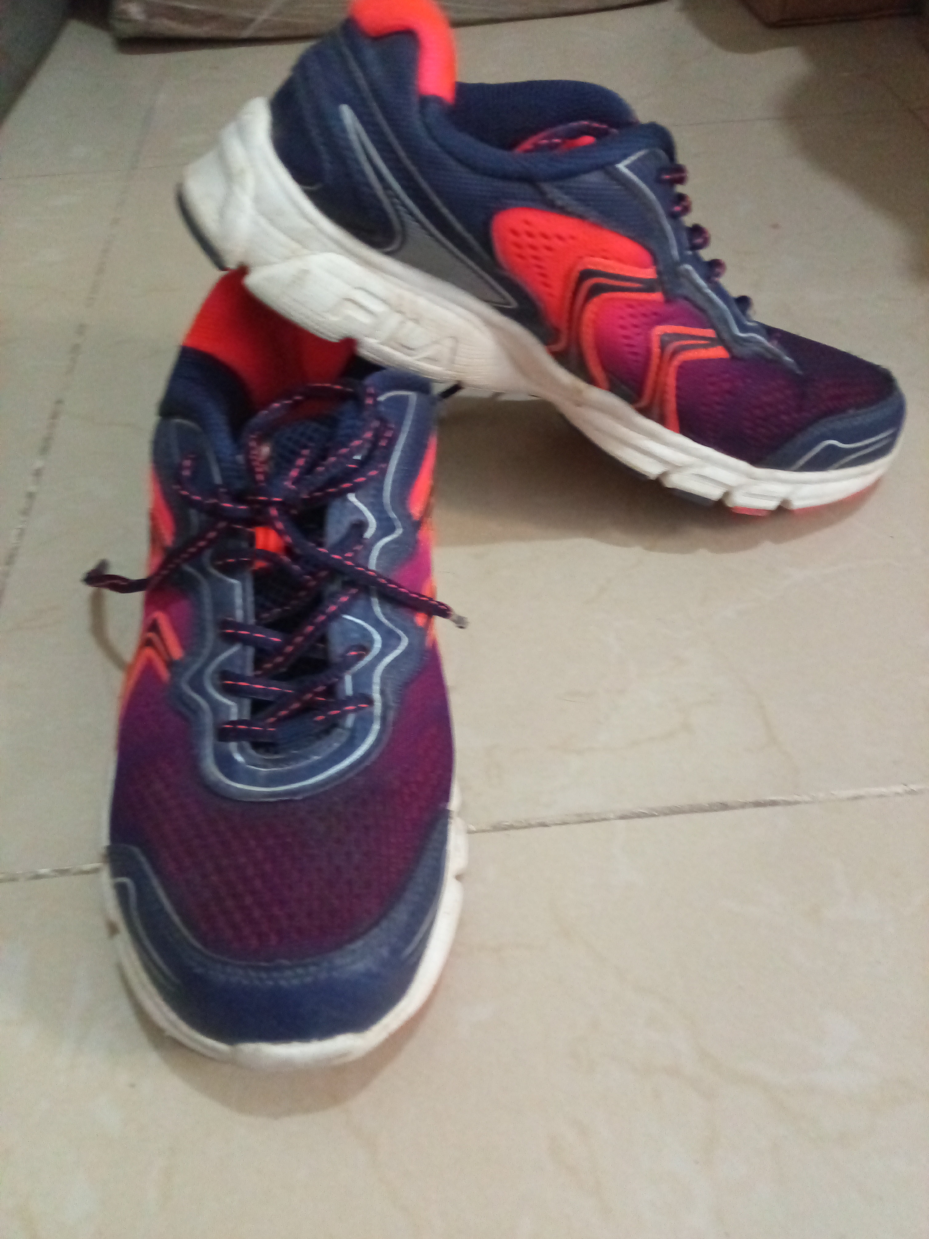 zapatos para mujer - Confortables tenis deportivos de mujer Fila, talla 9, color azul y rosa. 2
