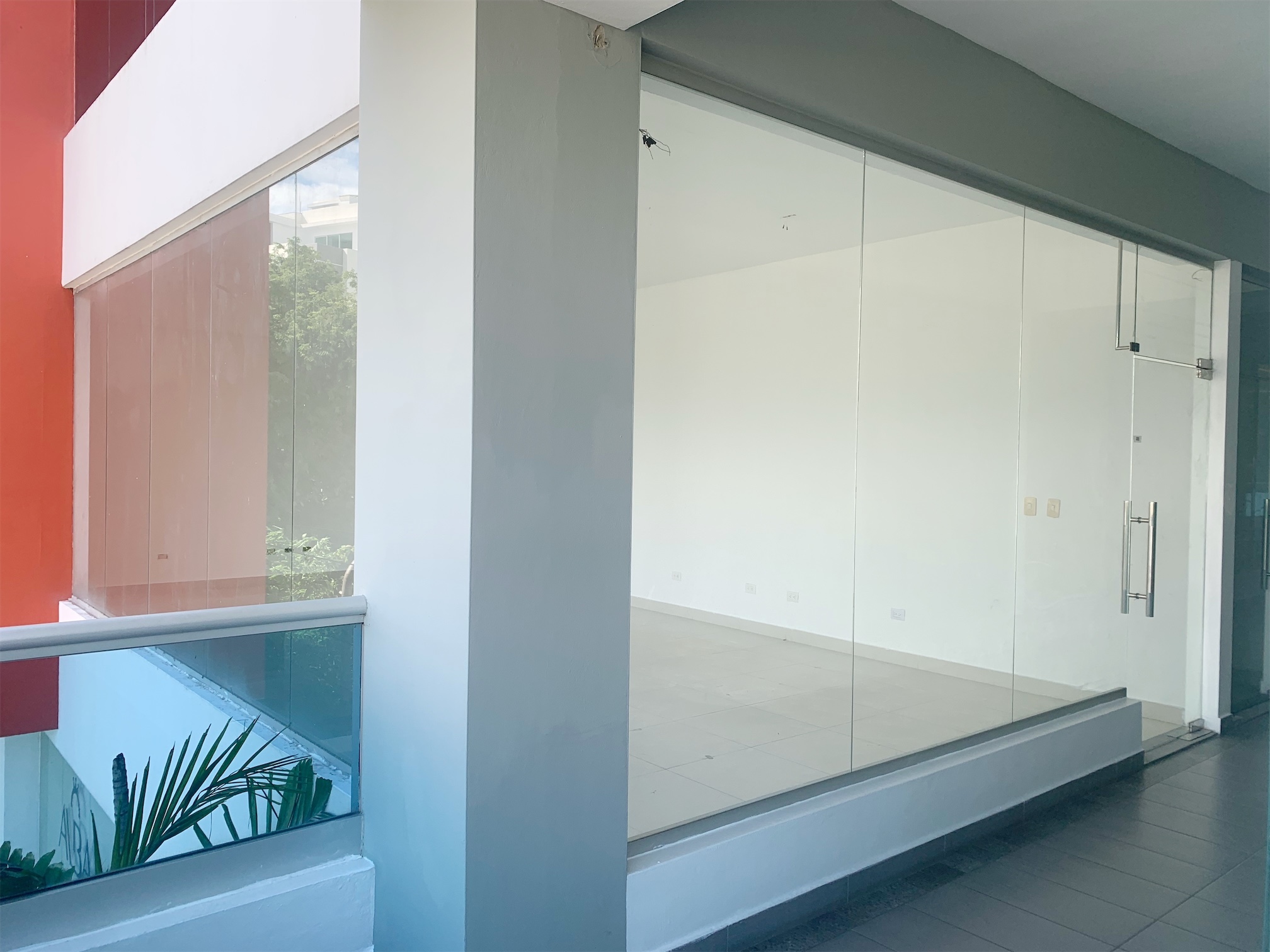 oficinas y locales comerciales - Local esquinero céntrico 1