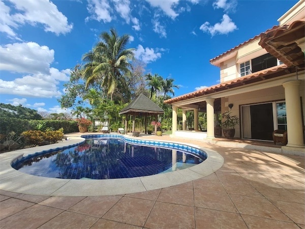 casas vacacionales y villas - Venta de Villa en metro country club, Juan Dolio República Dominicana 3