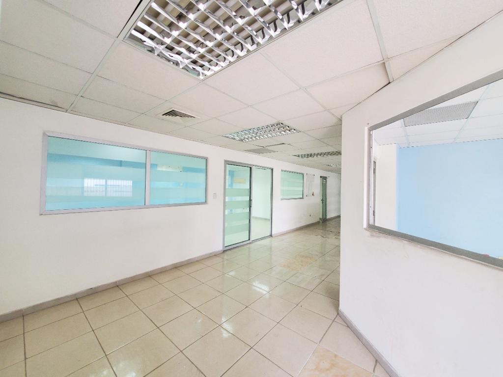 oficinas y locales comerciales - Local céntrico en Primer nivel  5