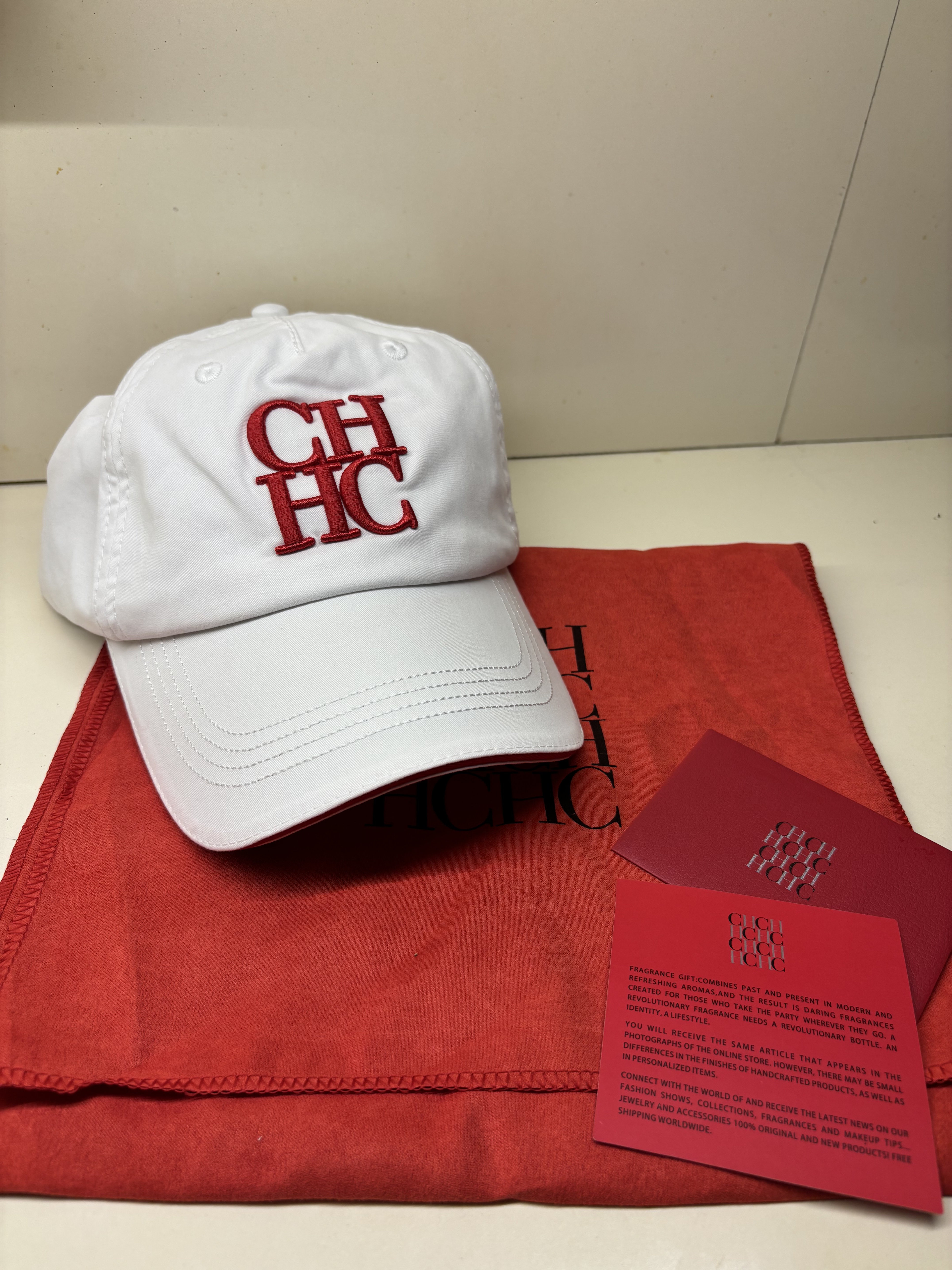 joyas, relojes y accesorios - Gorra Carolina Herrera CH blanca con rojo - UNISEX 0