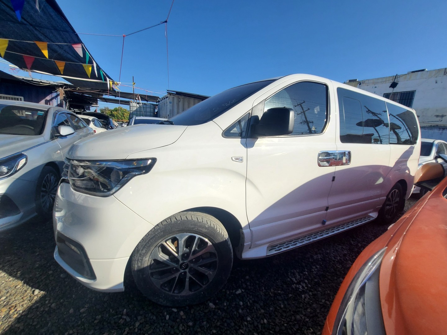 jeepetas y camionetas - HYUNDAI GRAND STAREX 2020 BLANCADESDE: RD$ 1,600.100 3