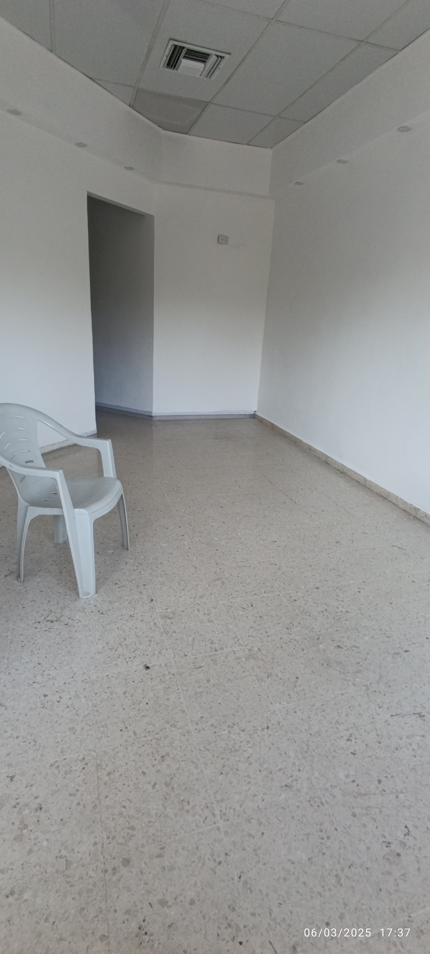 oficinas y locales comerciales - Se alquila Local en la plaza JM de la Rómulo  3